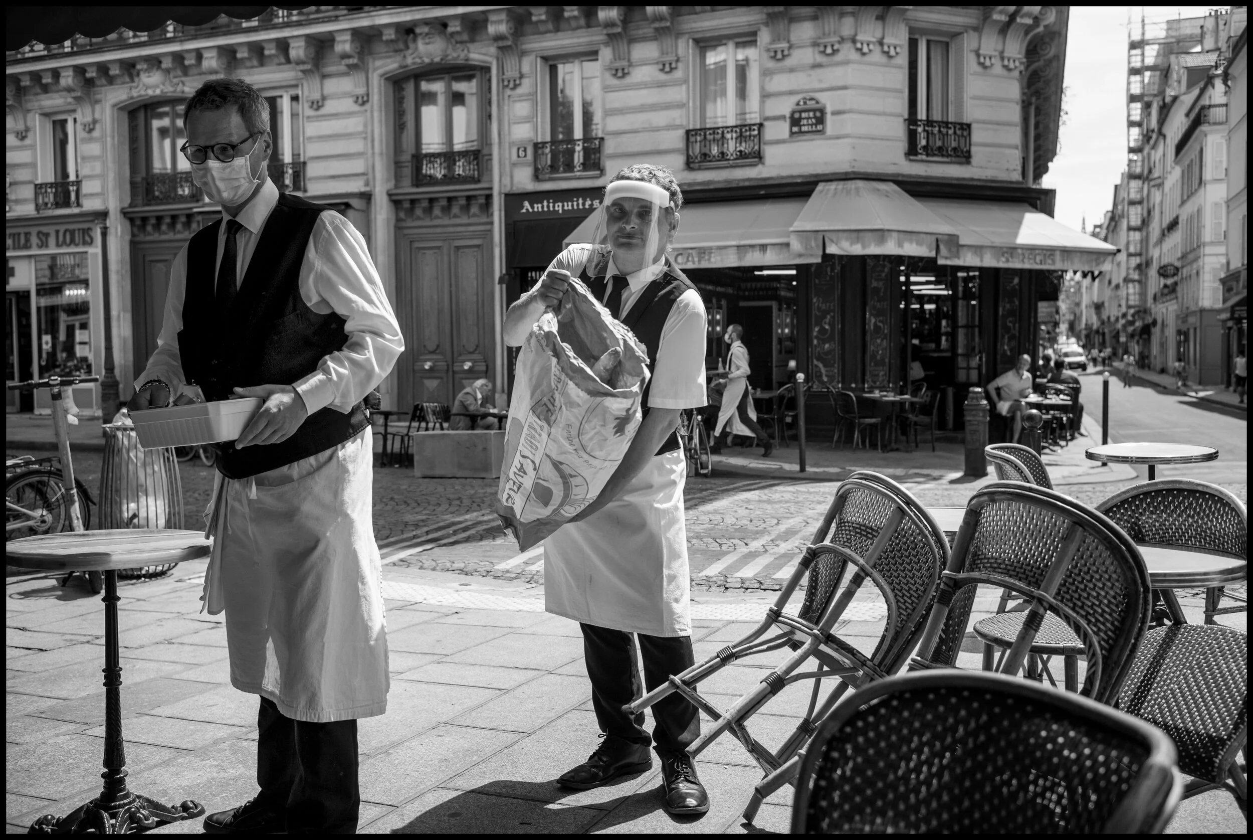  La Brasserie de l'Isle Saint-Louis, Paris.  June 3, 2020. © Peter Turnley.   ID# P14-017 