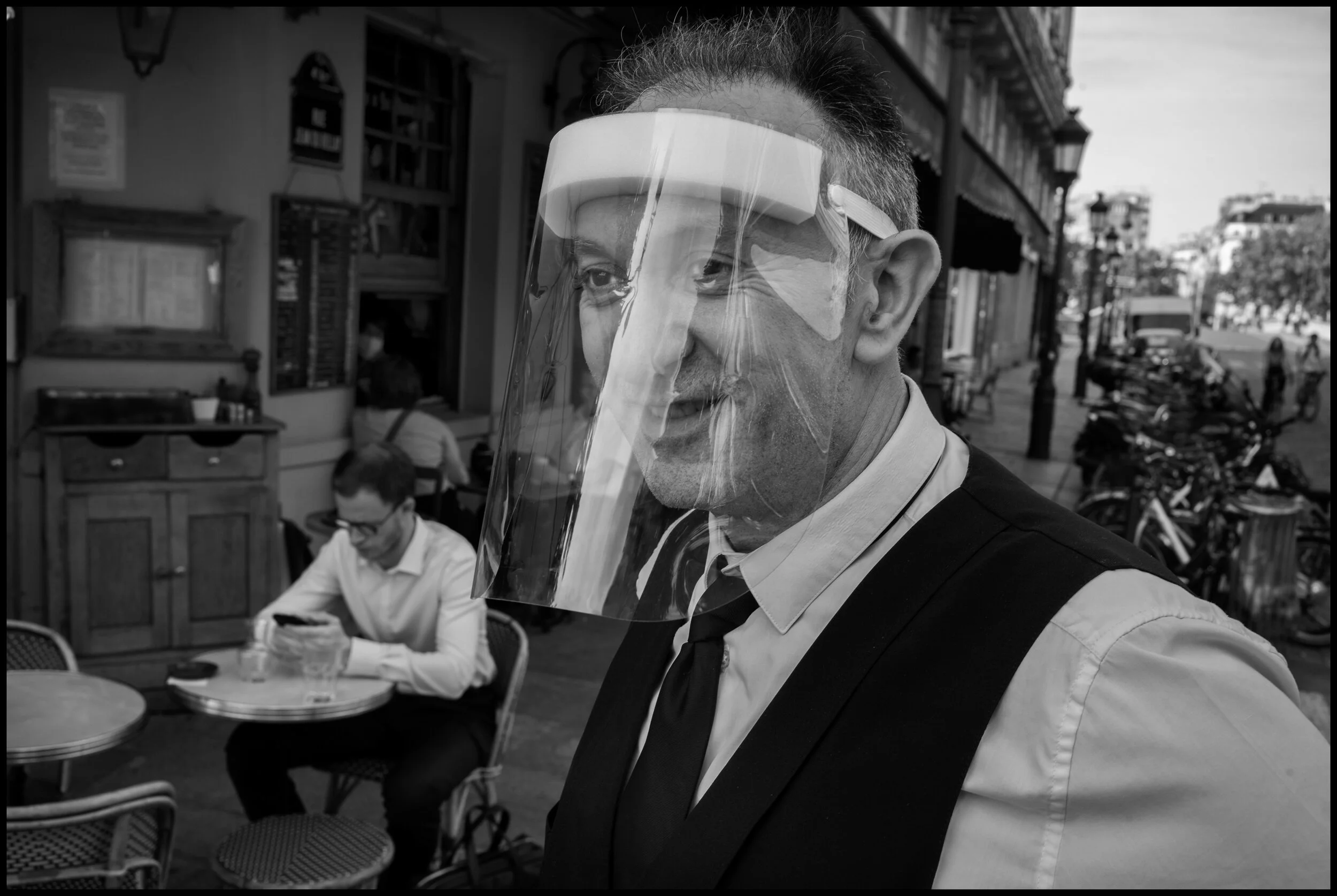  La Brasserie de l'Isle Saint-Louis, Paris.  June 3, 2020. © Peter Turnley.   ID# P14-019 