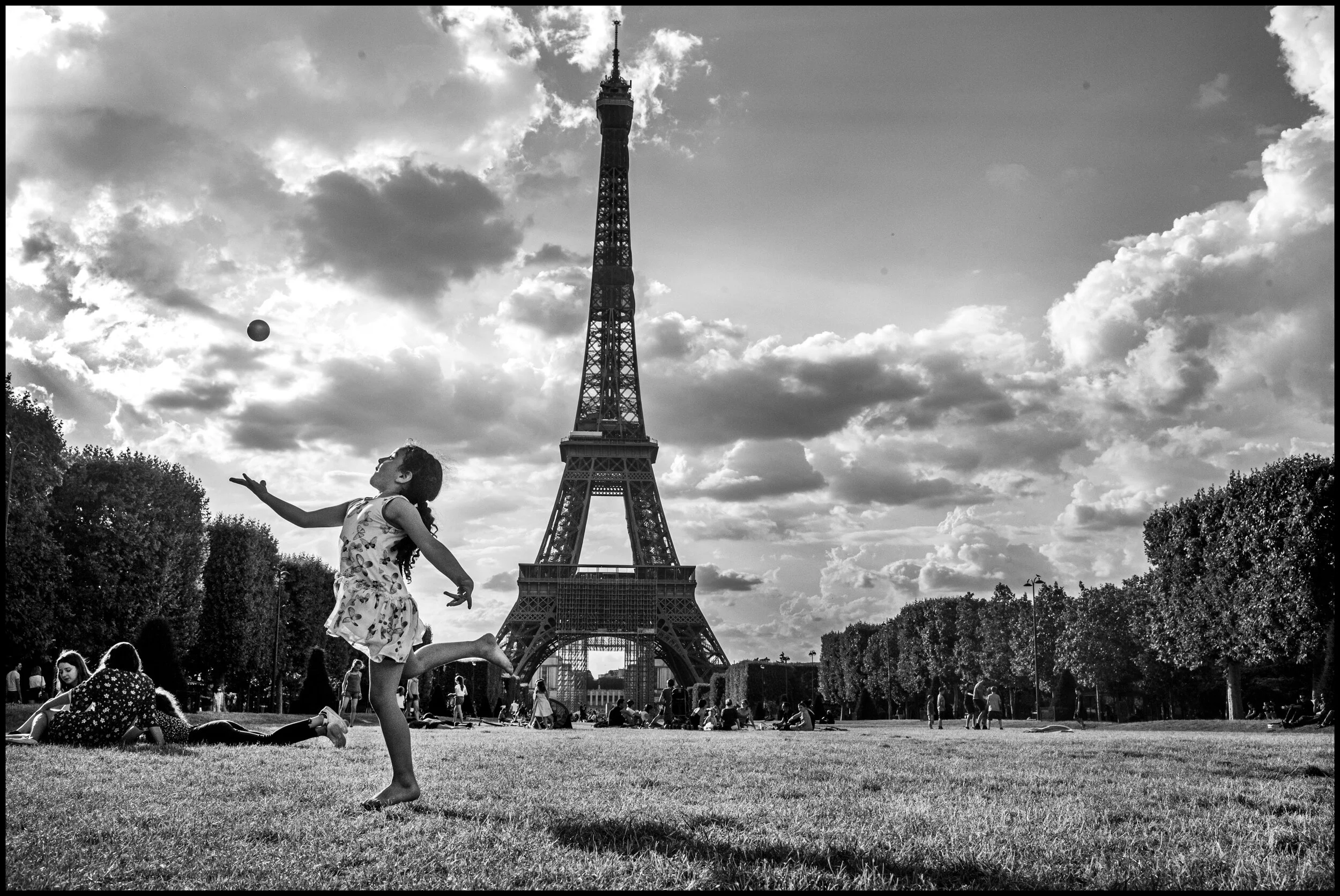  Melania, Eiffel Tour.   June 26, 2020. © Peter Turnley.   ID# P45-001 