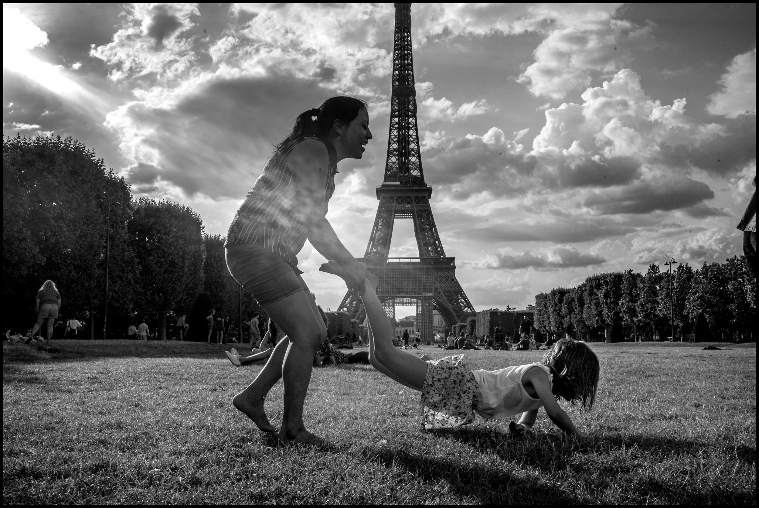  Champs de Mars, Paris.  June 26, 2020. © Peter Turnley.   ID# P46-013 