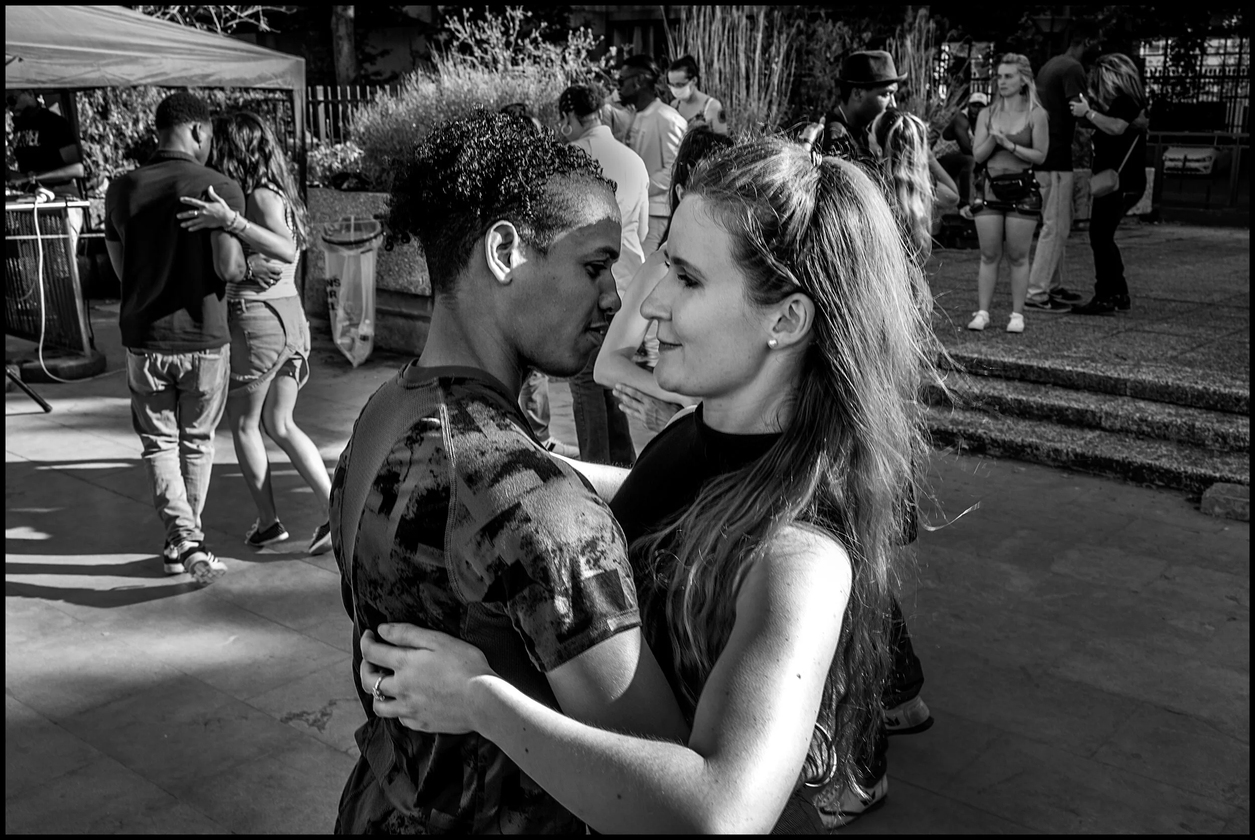  Kizoumba dancing along the banks of the Seine, Paris.  June 28, 2020. © Peter Turnley.   ID# P46-018 
