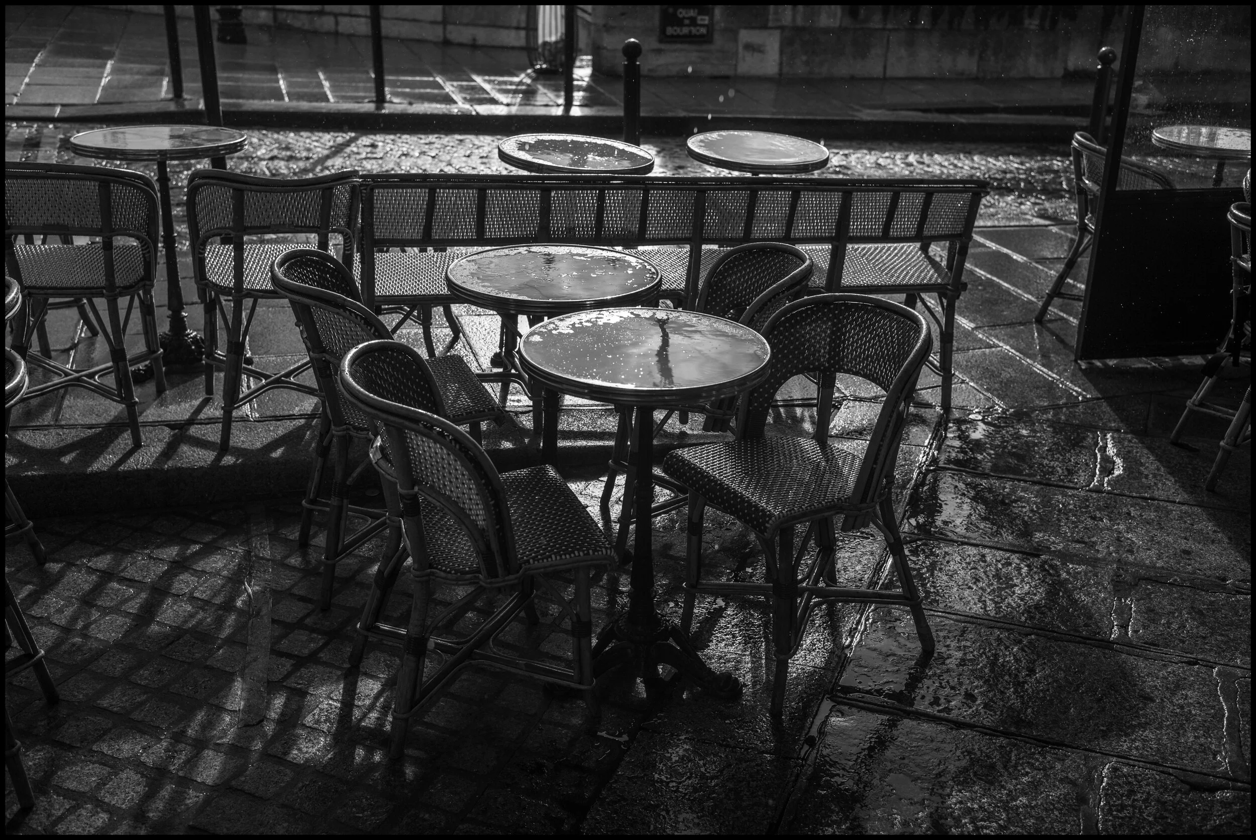  A day of rain, The Brasserie de l’Ile St. Louis.  June 27, 2020. © Peter Turnley.   ID# P46-24 