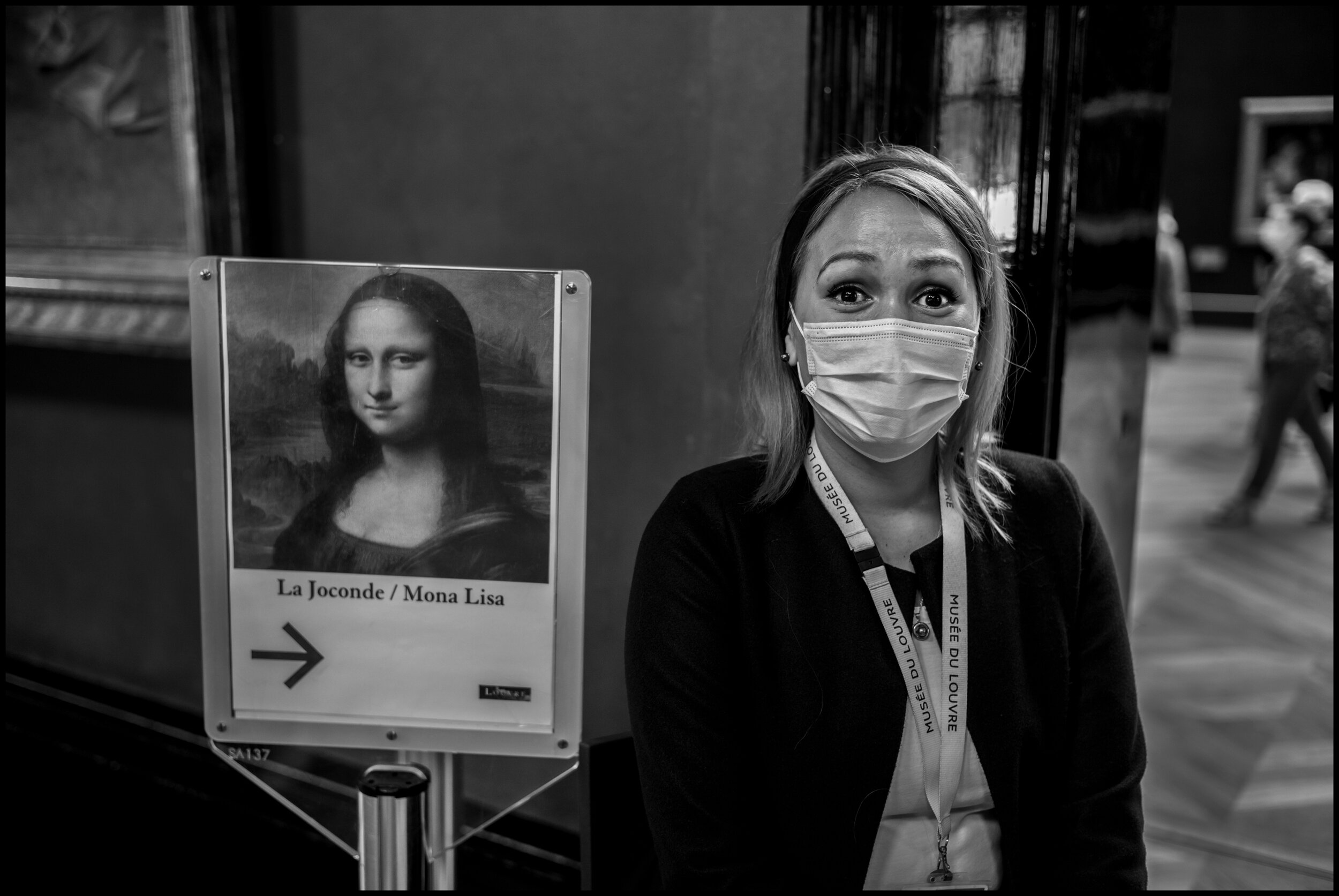  A security guard sits at the entrance to the room holding the famous painting, the Mona Lisa. July 6, 2020. © Peter Turnley.  ID# P55-003 