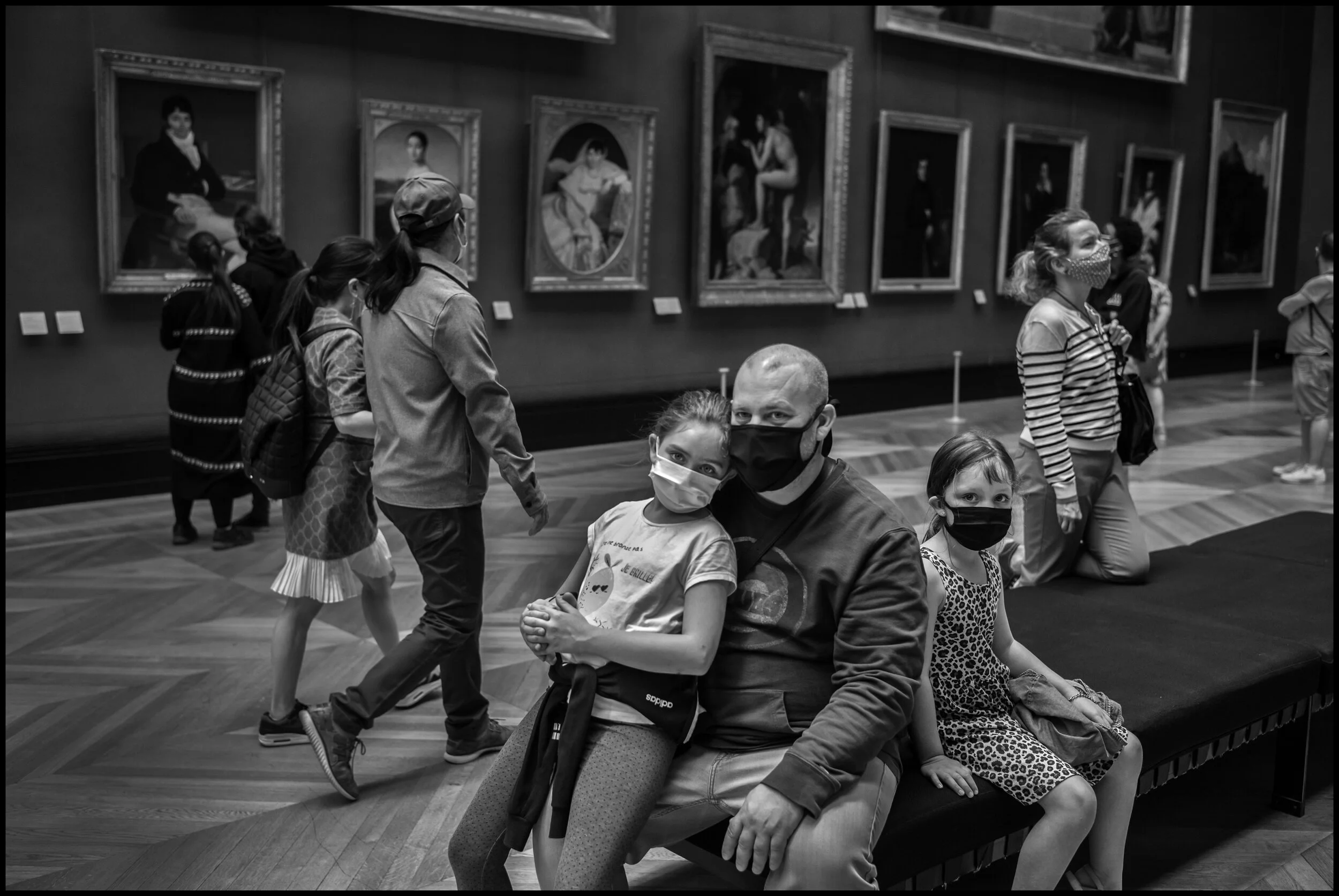   A father with his children, Le Louvre. July 6, 2020. © Peter Turnley.  ID# P55-011 