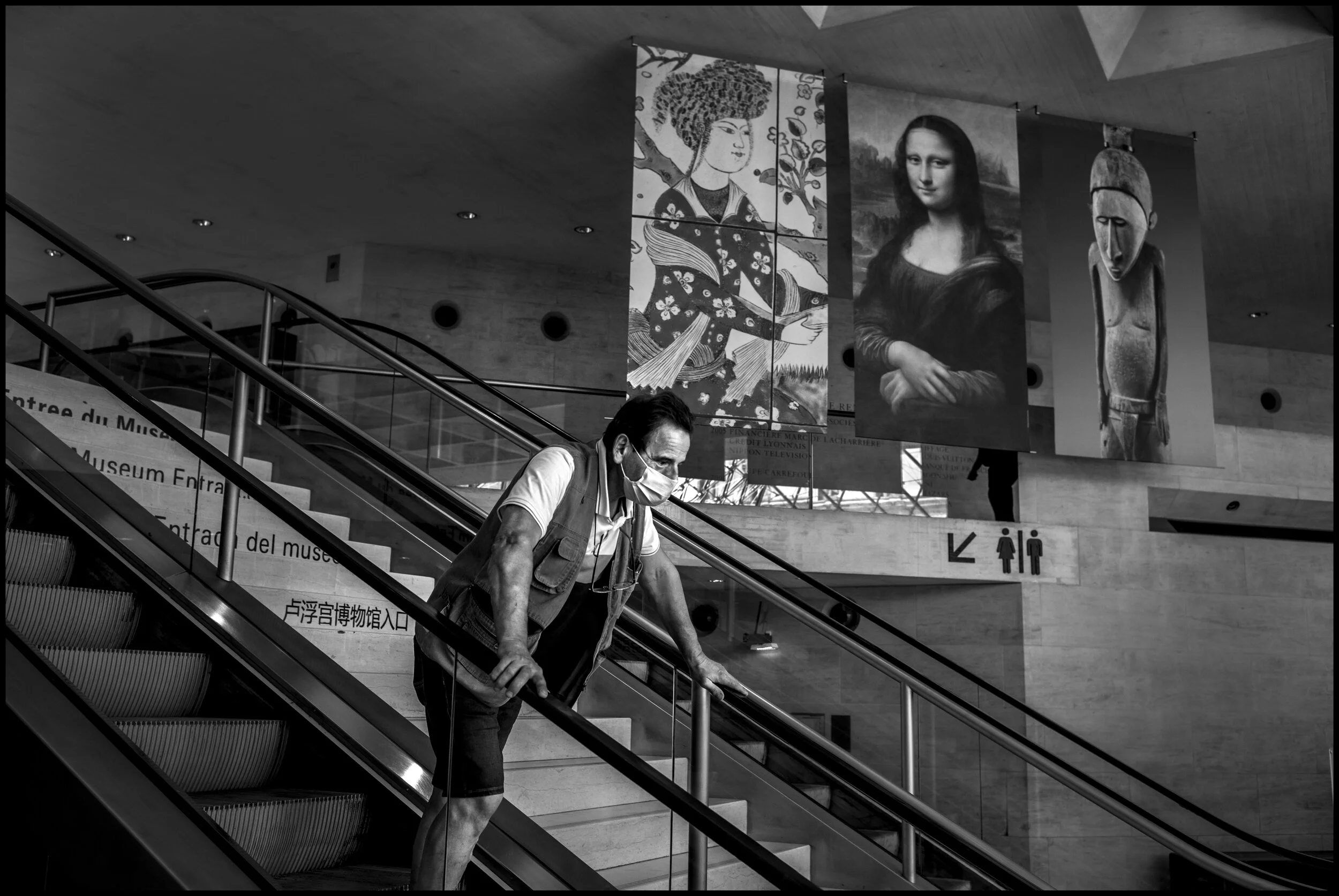  Le Louvre, Paris. July 6, 2020. © Peter Turnley.  ID# P55-019 
