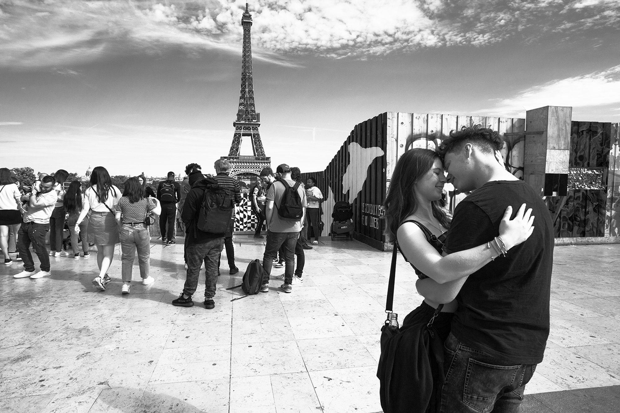 038_Couple Kissing at Trocadero #2.jpg