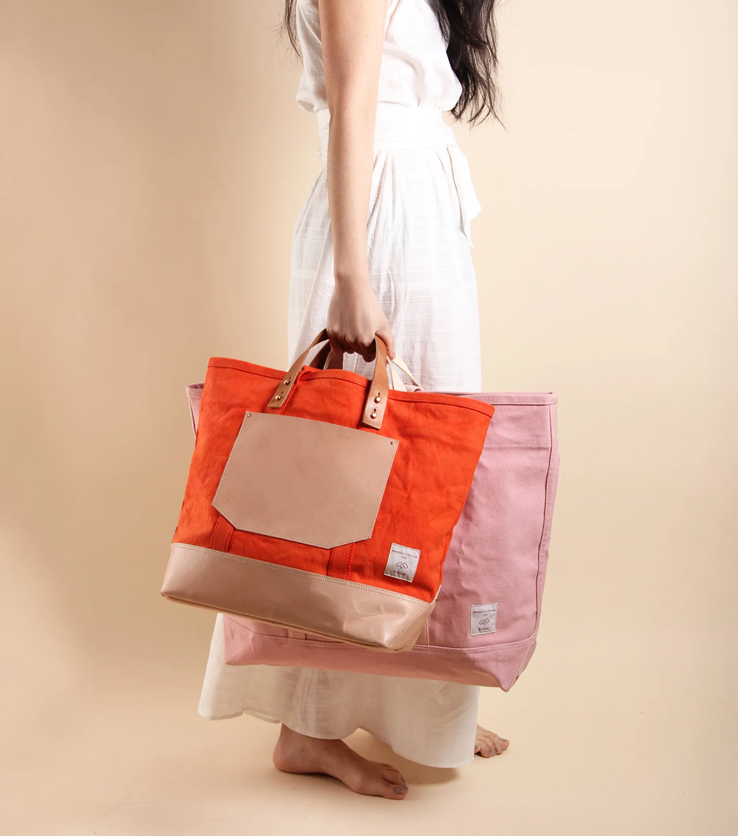 Model_EW Bucket Tote_Persimmon_.jpg