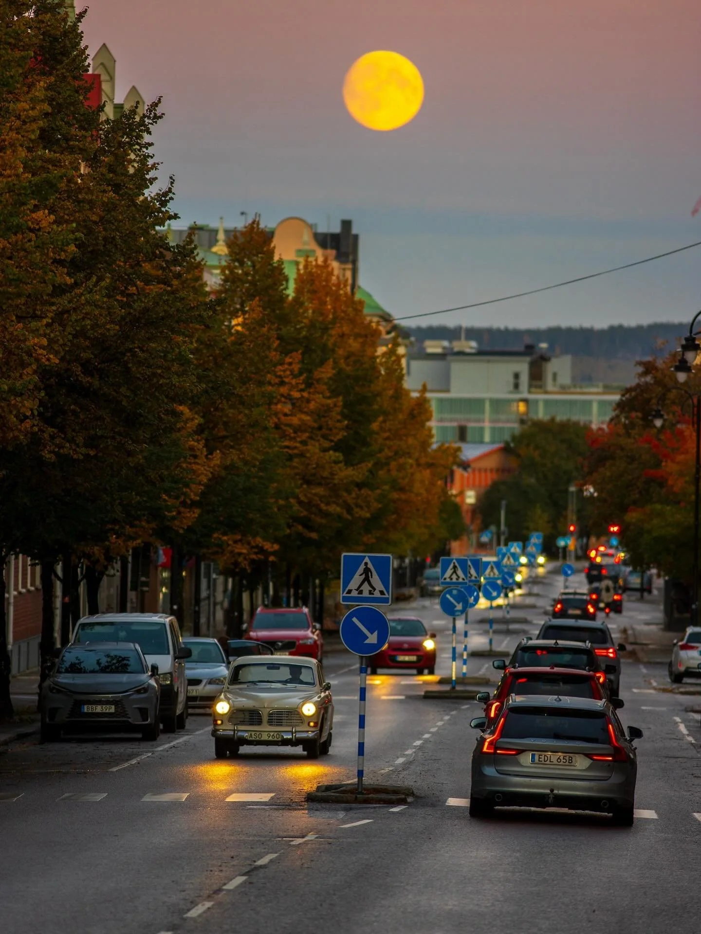 Foto: Anders Thorsell, sundsvallsbilder.com | ffaphoto.com #sundsvall 
Ibland h&auml;nder det att staden visar sig fr&aring;n sin allra vackraste sida, precis n&auml;r man inte v&auml;ntar det. En kv&auml;llspromenad l&auml;ngs K&ouml;pmangatan, en s