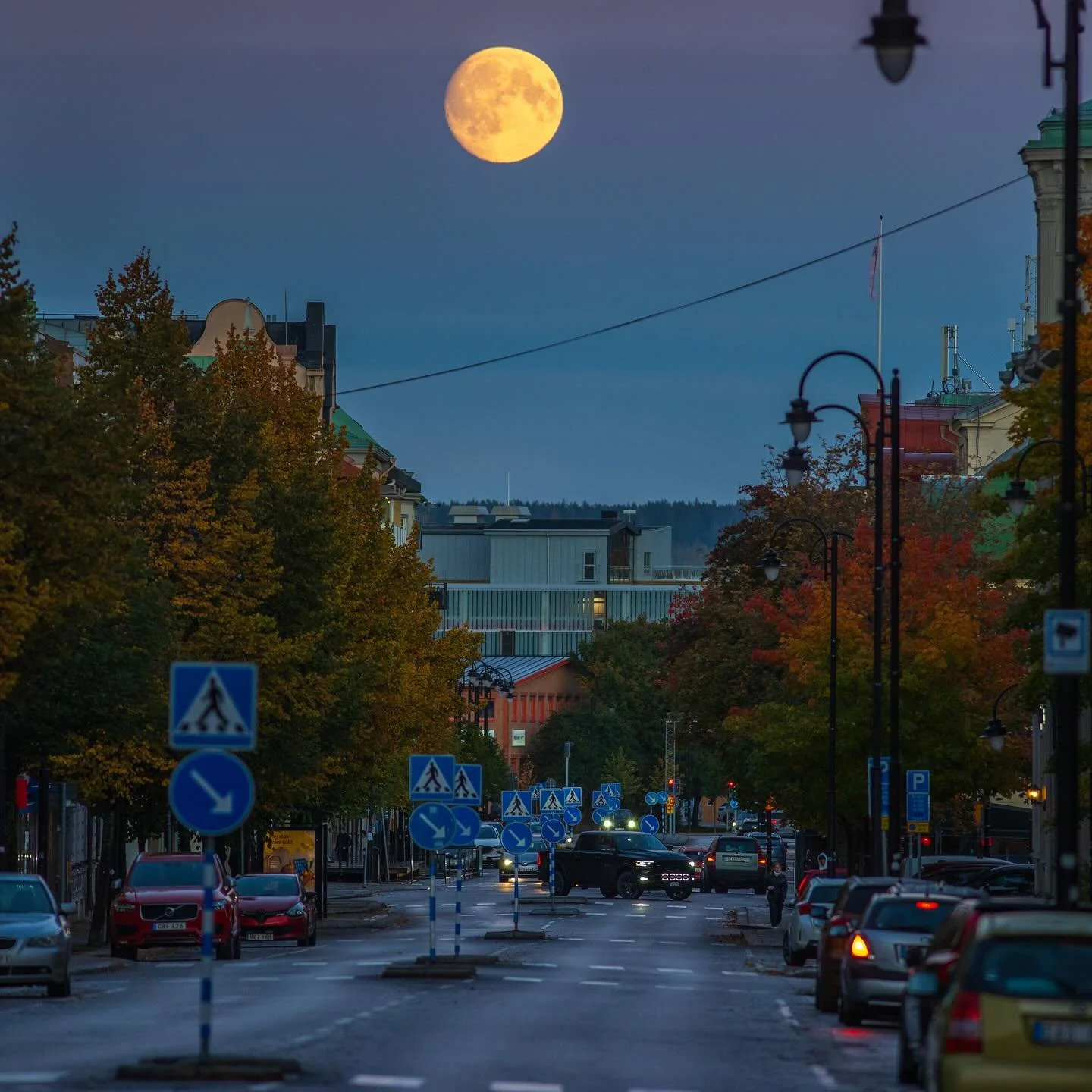Foto: Anders Thorsell, sundsvallsbilder.com | ffaphoto.com 

Ibland h&auml;nder det att staden visar sig fr&aring;n sin allra vackraste sida, precis n&auml;r man inte v&auml;ntar det. En kv&auml;llspromenad l&auml;ngs K&ouml;pmangatan, en snabb blick