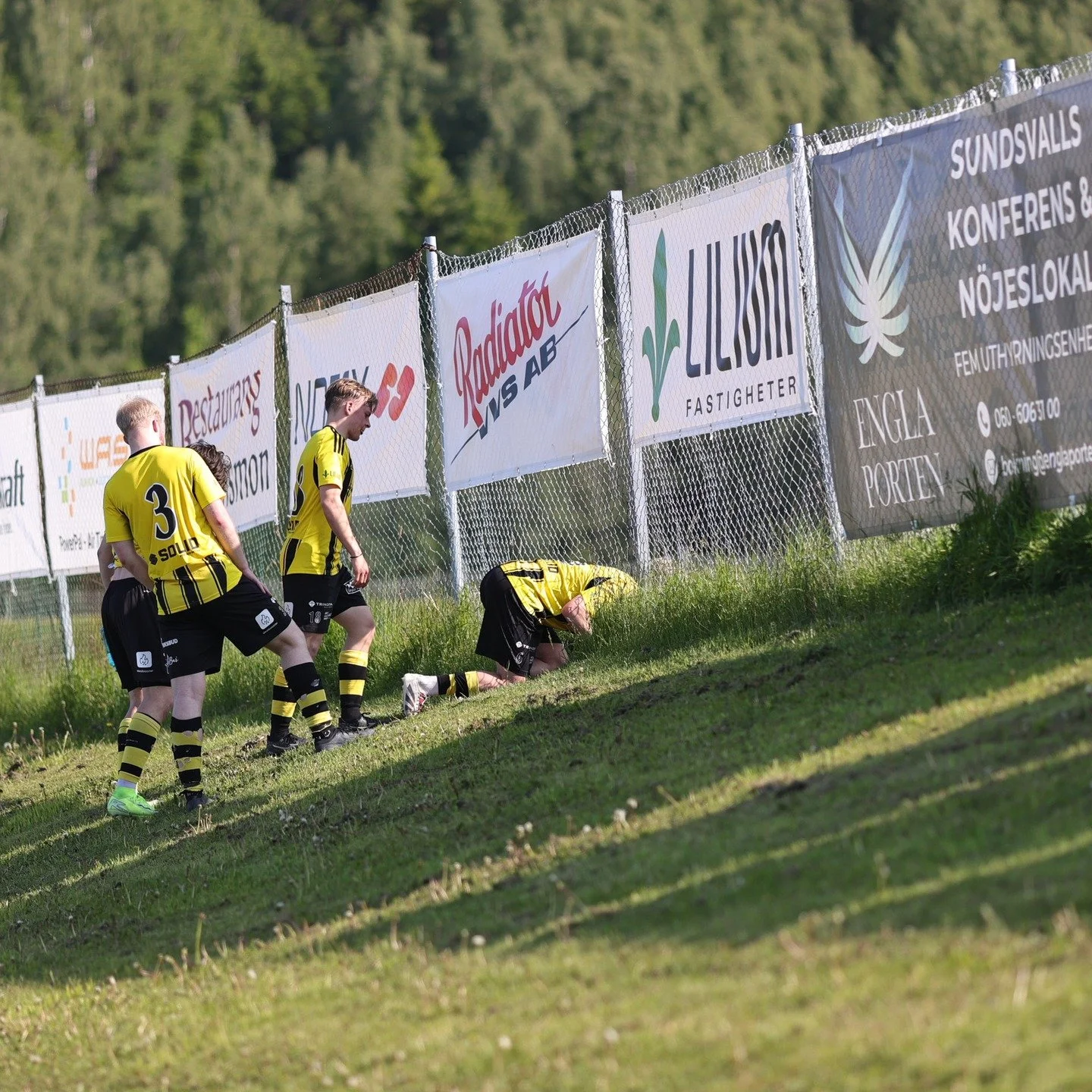 Behind the scenes – retro från 2025-06-14.
Halvtid i gassande sol ☀️
När man vill in till omklädningsrummet fort, då får man ta genvägen – även om den lutar lite… 😅
#kubikenborgsif #lokalfotb