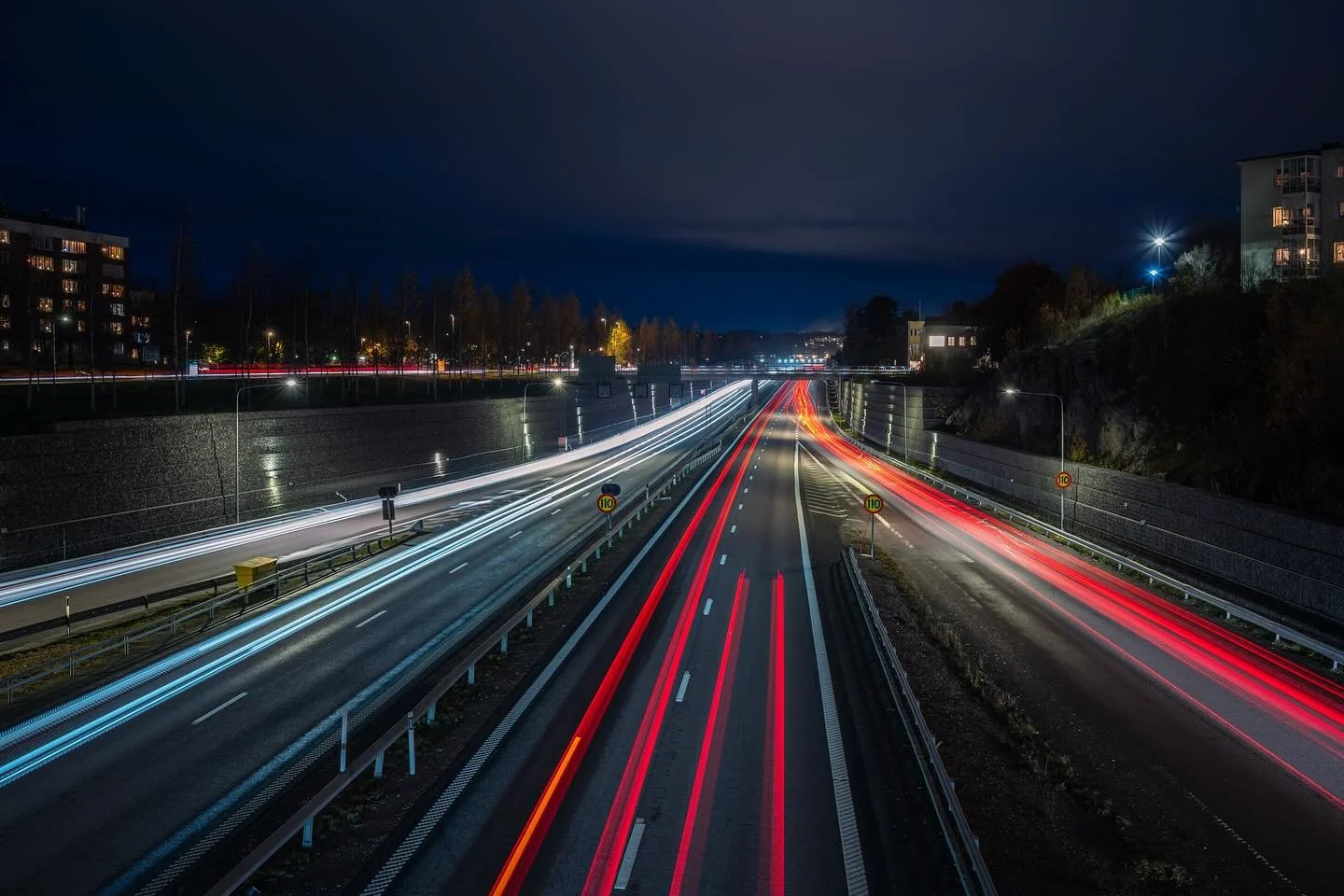 En stilla oktoberafton i Sk&ouml;nsberg 🌙. M&ouml;rkret har lagt sig &ouml;ver Sundsvall, men E4:an lever sitt eget liv &ndash; en str&ouml;m av r&ouml;relse, ljus och riktning. De r&ouml;da och vita ljussp&aring;ren ber&auml;ttar om m&auml;nniskor 