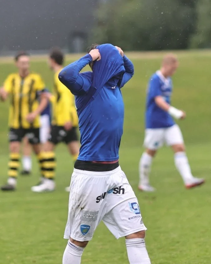 Fotbollens känslor i ett nötskal: ibland jublar man, ibland gömmer man sig i tröjan 🤭💥📸 Foto: Anders Thorsell. Ffaphoto.com #sundsvall