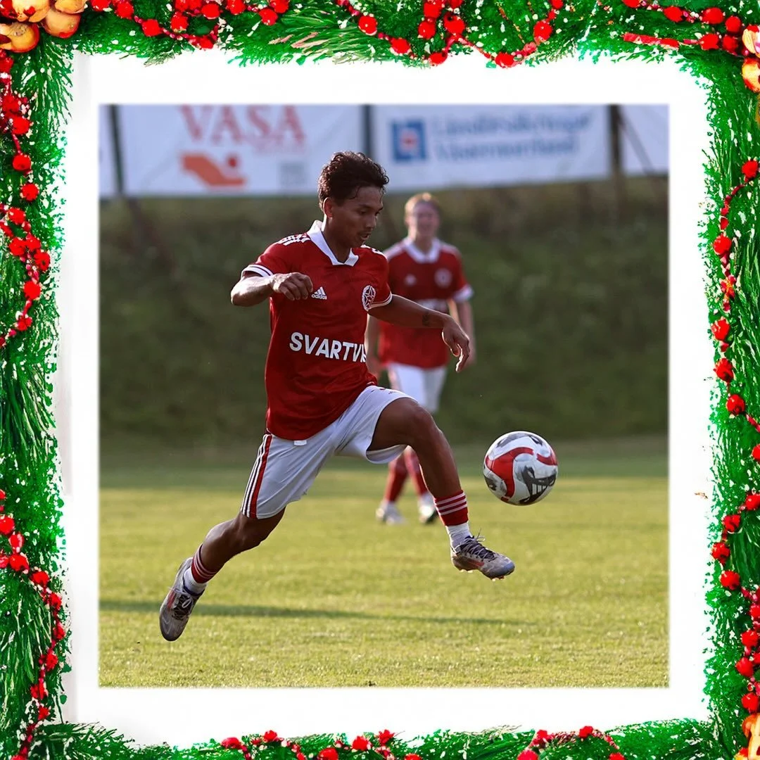 Lucka 11, del 3: De matcher jag sett med @svartvik_herr 2025 d&auml;r har nr 11 Gaaj Laurin stuckit ut med sin snabbhet och fina teknik. D&aring; &auml;r man ett &auml;mne f&ouml;r kalendern 😎 Jag och Kenneth &rdquo;schackmannen&rdquo; Fahlberg fr&a