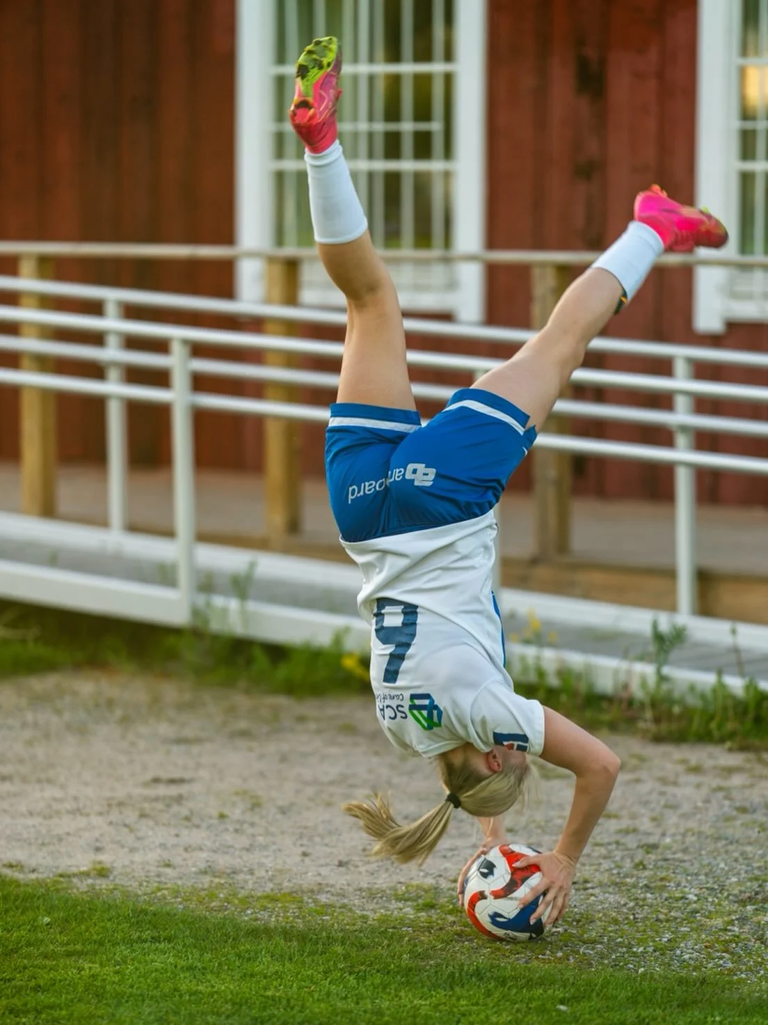 Ett av s&auml;songens roligaste foto&ouml;gonblick 2025 var n&auml;r jag fotade @luckstaifdam vs @ifktimradamutv 📸
Det st&ouml;rsta jublet och underh&aring;llningen stod Irma Borgh i Timr&aring; f&ouml;r &ndash; med sina voltkast 🤸&zwj;♀️🔥
F&ouml;