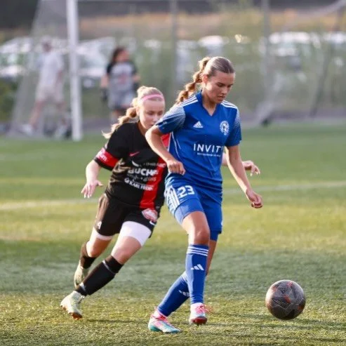 Mera retro fr&aring;n 2025. Du som f&ouml;ljde v&aring;r julkalender kanske k&auml;nner igen spelarna fr&aring;n lucka 4 och 23? @ifktimradam @hkbkdam2 i derbyt fr&aring;n 31 juli. Foto: Anders Thorsell 📸