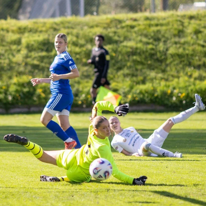 H&auml;rlig retro fr&aring;n 8 september 2025. @matforsifdam vs @sdff_f19 👉 Blickar p&aring; bollen 👀⚽️ Foto: Anders Thorsell 📸