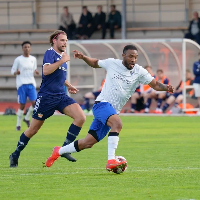 Retro fr&aring;n 6 juni 2025. N&auml;r Sergio Hinestroza trycker p&aring; turboknappen finns det bara tv&aring; val: jaga eller be om byte. 💨🔥 L&auml;s en intervju med honom i ett tidigare inl&auml;gg. Foto: Anders Thorsell. @ifksundsvallfotboll @k