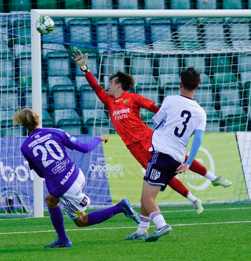 Random retro fr&aring;n 2024 med @gifsundsvall.akademi vs Djurg&aring;rden. M&aring;lvakt: activated flight mode ✈️🧱⚽️ Foto: Anders Thorsell