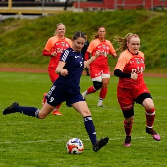 Det k&auml;nns som att det &auml;r dags f&ouml;r en intervju igen ⚽️✨ Och den h&auml;r g&aring;ngen har vi lyckats f&aring; tag p&aring; Tella &Aring;str&ouml;m i @kifdam.

Tella &auml;r en m&aring;lfarlig mittf&auml;ltare som blev uttagen i All star