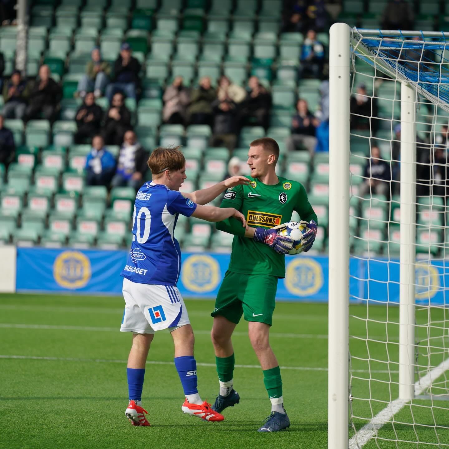 Retro fr&aring;n april 2025. M&aring;lvaktens boll&hellip; enligt m&aring;lvakten. Inte slagsm&aring;l &ndash; bara en v&auml;ldigt engagerad bollf&ouml;rhandling 🤭 n&auml;r GIF Sundsvall m&ouml;tte Landskrona. Foto: Anders Thorsell. 📸