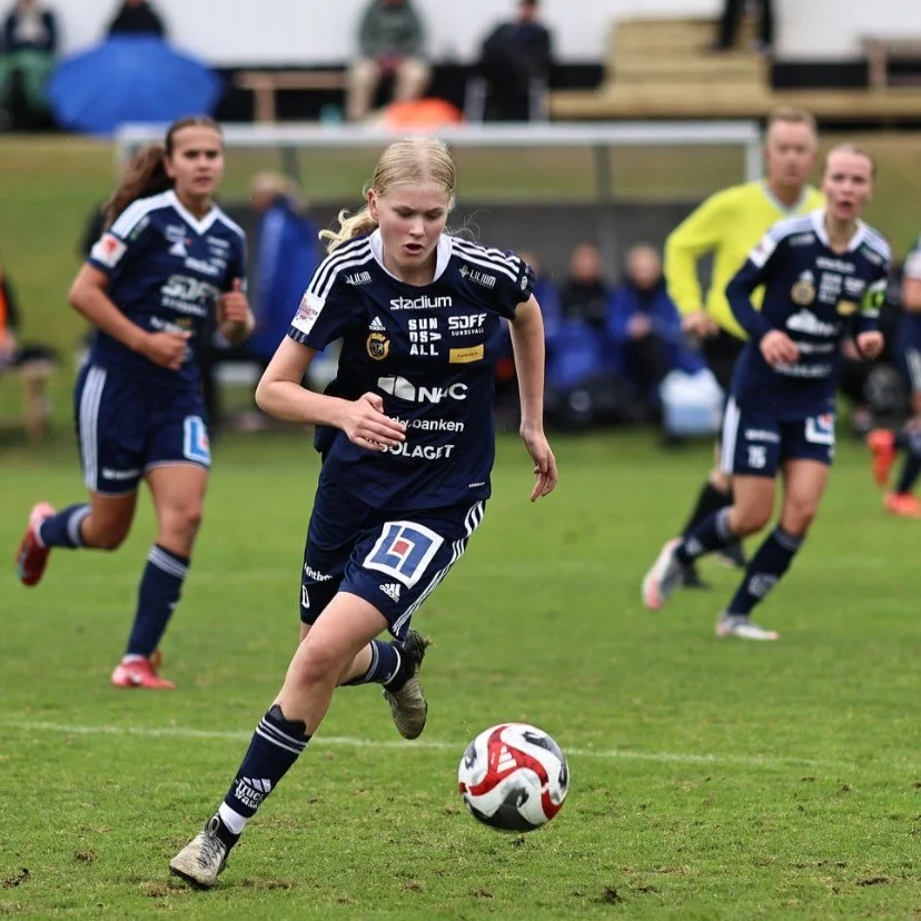 Retro fr&aring;n augusti 2025 med @sdff_f19 N&auml;r fotboll m&ouml;ter geometri. S&aring; symmetriskt att bollen verkar f&ouml;lja GPS 📍⚽️
📐⚽️ 📸👊av Anders Thorsell.