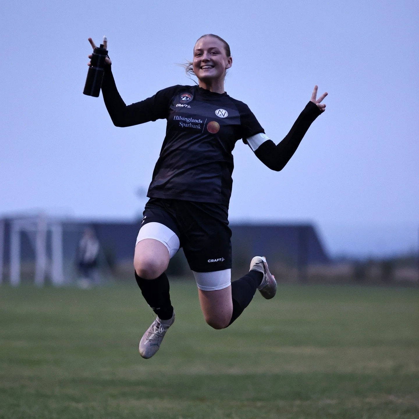 Njurunda IK &auml;r min moderklubb. &Auml;ven om det idag inte finns n&aring;got herrlag p&aring; Gumsekullen s&aring; lever f&auml;rgerna och traditionerna vidare genom @njurundadam 

Vi tog ett snack med deras trevliga lagkapten Meja Br&auml;nnstr&