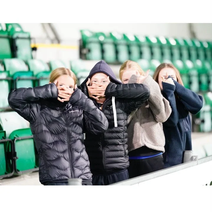 En del spelare &auml;r duktiga p&aring; att s&ouml;ka upp matchkameran - det &auml;r ibland &auml;ven publiken. 😁 Retro fr&aring;n september 2025. Foto: Anders Thorsell 📸