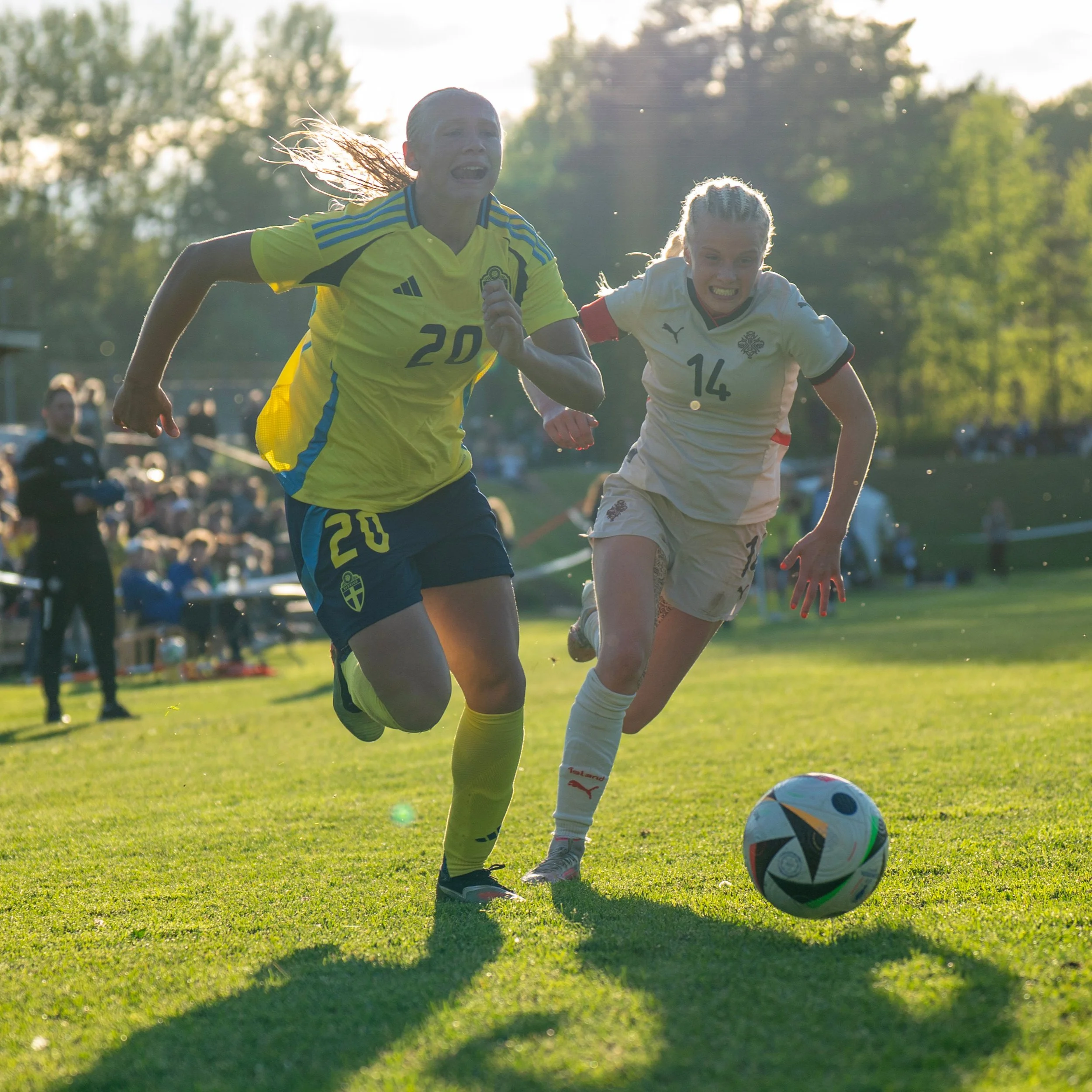 🤔📸 "Hur m&aring;nga bilder tar du egentligen p&aring; en match?"

Kort svar:
Ibland m&aring;nga. Ibland inte lika m&aring;nga.

L&aring;ngt svar:
Det beror p&aring; matchen, v&auml;dret, ljuset, spelet och hur mycket kaffe fotografen f&ar