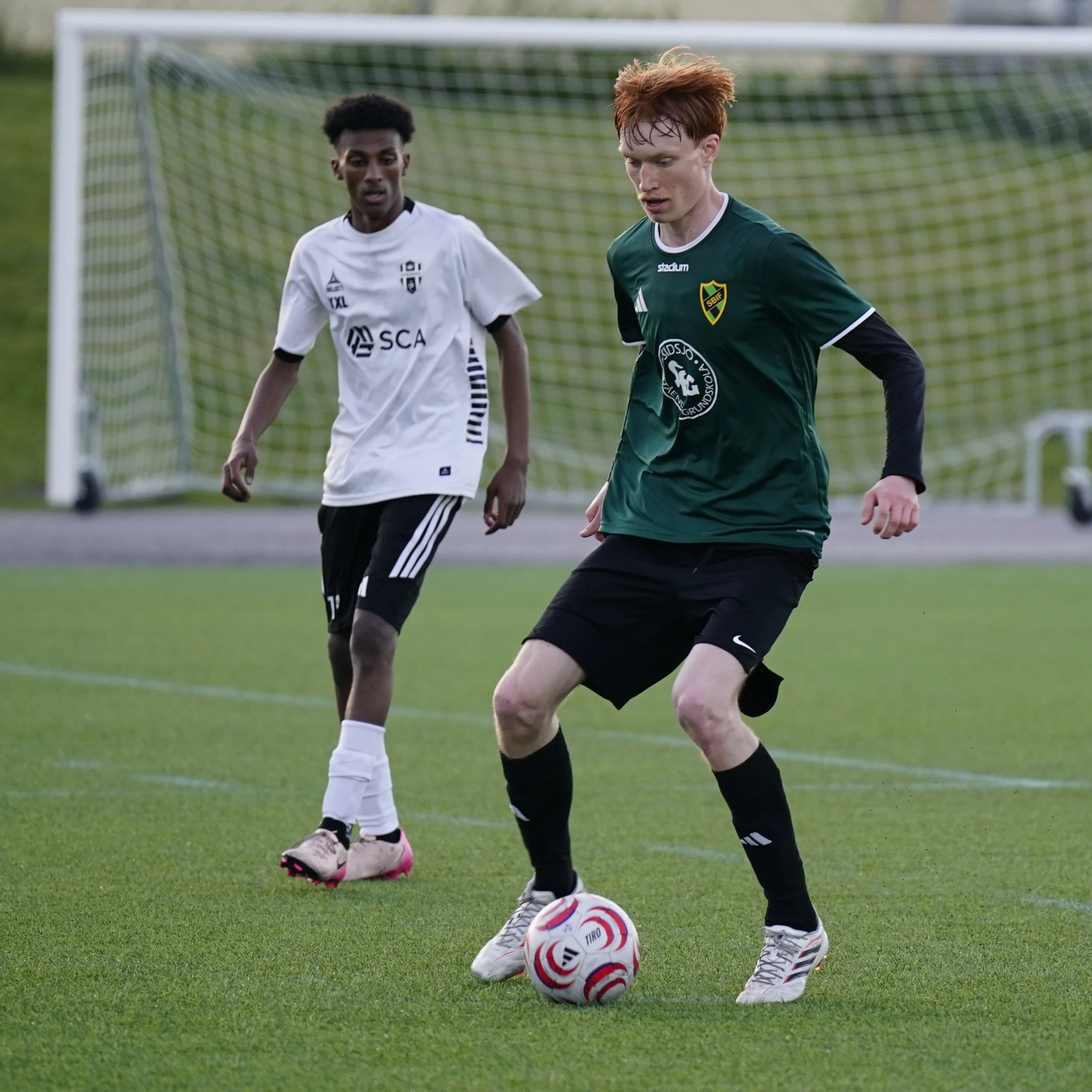 8 juni, raskt fr&aring;n fr&aring;n landslagsturneringen p&aring; Aln&ouml; till Div 4 Herrar 2026 Medelpad p&aring; Kubenplan.
@sidsjobole_if vs @kungsnasfc_a 1-1. Foto: Anders Thorsell, ffaphoto.com 

Fakta:
8 juni 2026 - 20:15 - Kubikenborgs IP ko