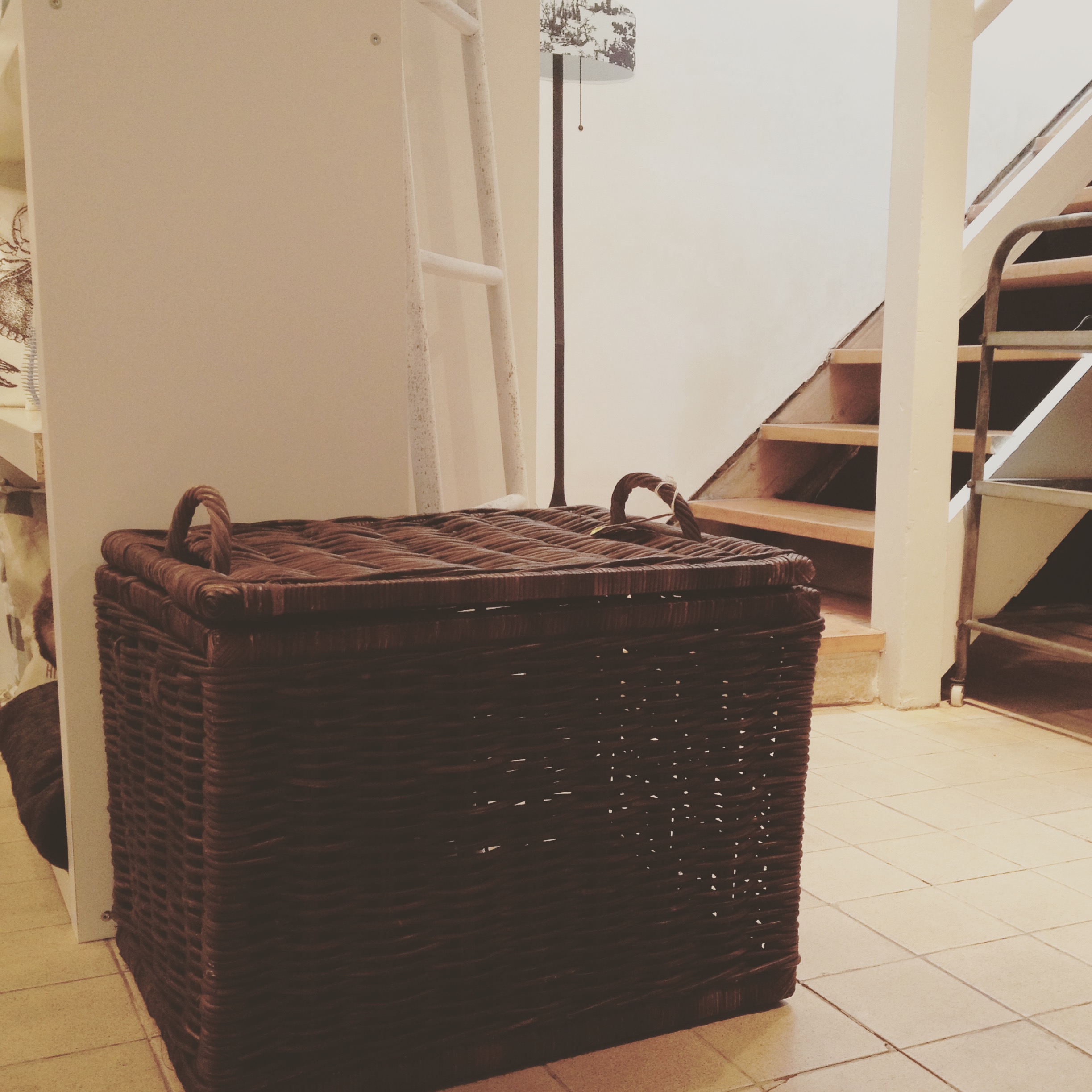 Large wicker storage box with lid 