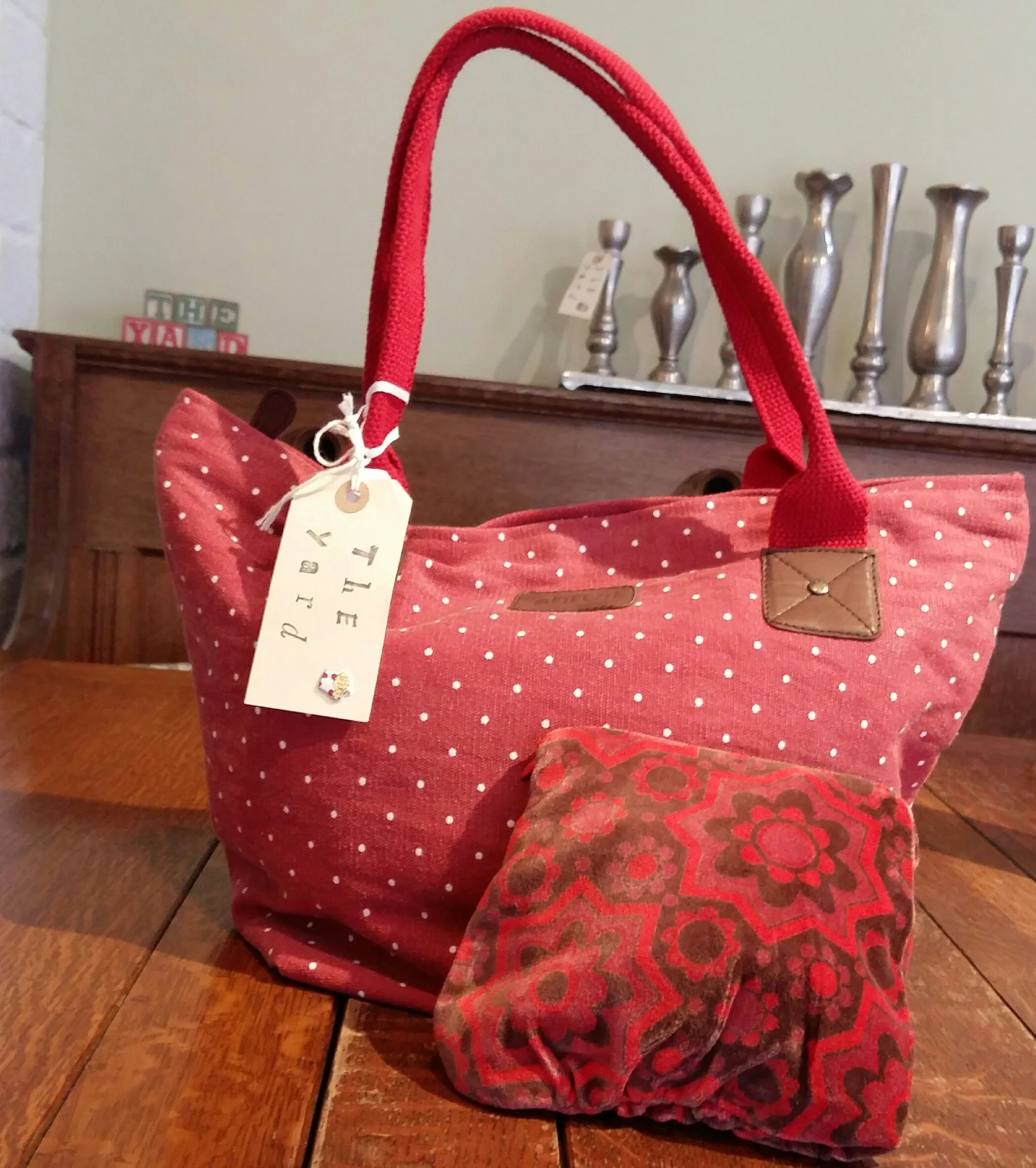 Small red spot handbag and velvet pouch