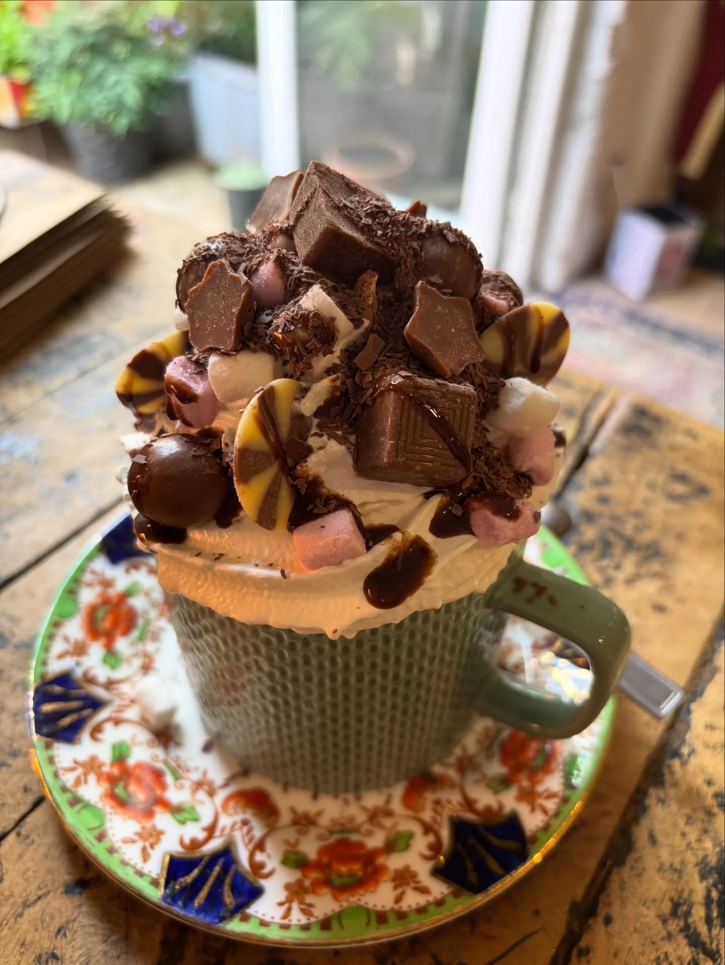 Full Yard Season is back! The ridiculous hot chocolate has been making its reappearance as the leaves turn 🍂 and the days get shorter ⛅️ loads of cream, chocs, sauce, marshmallows and crushed flakes with a hot chocolate somewhere underneath 🤤 
Eve