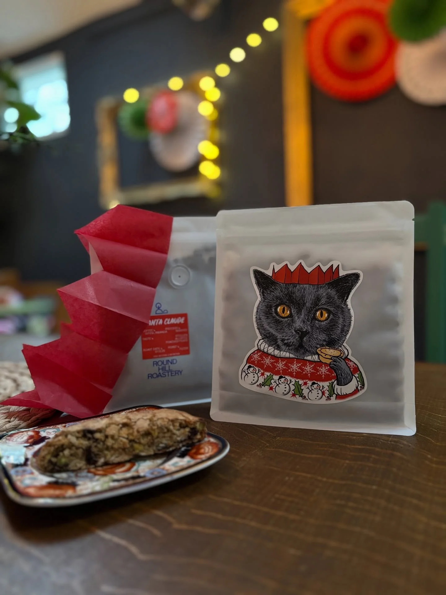 FESTIVE COFFEE 7 - SANTA CLAUDE @roundhillroastery @claudecoffeeofficial 

He&rsquo;s back! After missing out last year, Santa Claude makes a welcome return to the Yard in his festive garb. This time he&rsquo;s brought with him this delightful Rwanda
