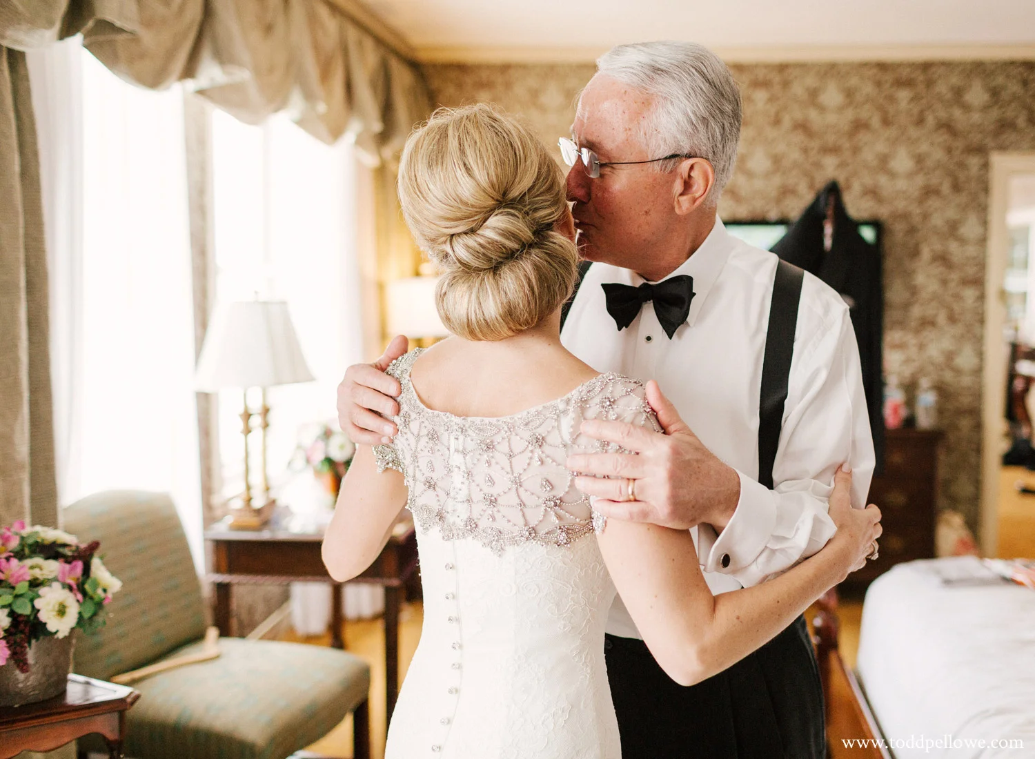 06-brown-hotel-wedding-photographer-057.jpg