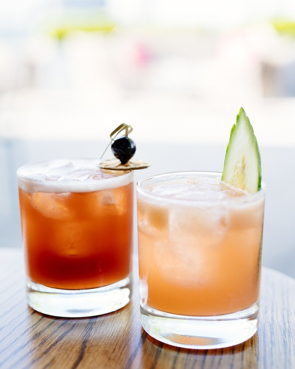 Ready for the weeeekend!! One of my favorite wedding details is his and hers cocktails.  It is such a fun showcase of personality and such a cool luxury touch for a wedding!!