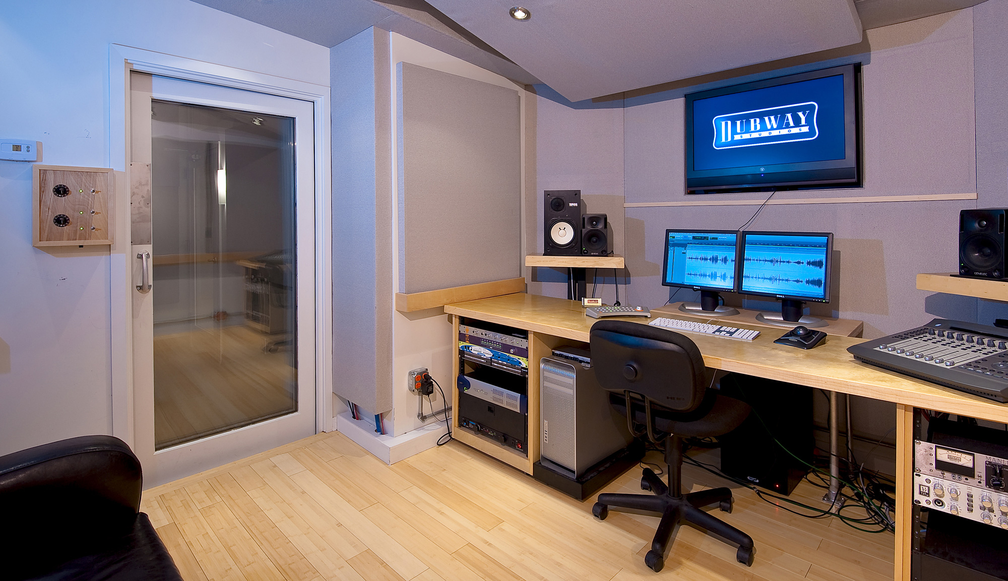   The Facility    Main Floor Studios &nbsp;&nbsp;  The Mezzanine Studio  