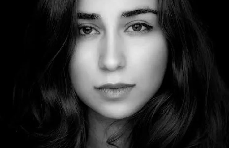 Arghavan SADEGHIPOUR Née en 1992 à Téhéran, Arghavan Sadeghipour commence le piano à l’âge de cinq ans et entre au Conservatoire National de Musique de Téhéran à onze ans. Elle obtient en 2009 son diplôme de piano avec les plus hautes qualifications du jury. À l’âge de 15 ans, elle reçoit le Premier Prix au Festival biennal de musique de Téhéran. En 2010, elle entre à l’École Normale Supérieure de Musique de Paris, où elle obtient en 2012 le diplôme d’exécution sous la direction de Guigla Katsarava, puis en 2014, le diplôme d'Études musicales à l'unanimité du jury, au C.R.R. de Paris sous la direction d'Emmanuel Mercier. Elle entre ensuite au Conservatoire de Saint-Maur en cycle de perfectionnement où elle étudie dans la classe de Romano Pallottini. Son parcours est enrichi par les conseils de grands musiciens rencontrés au cours de masterclasses (Fabio Bidini, Pascal Devoyon, Jacques Rouvier et Lilya Zilberstein). Elle se produit en concert à la Salle Cortot, à la Cité Internationale des Arts, à la Cathédrale Sainte-Croix-des-Arméniens, à la maison de Nadia et Lili Boulanger à Gargenville, au Château de la Roche-Guyon, à la Maison Heinrich Heine à Paris et au Konzerthaus à Berlin. Elle se perfectionne actuellement auprès de Eldar Nebolsin à la Hochschule für Musik „Hanns Eisler” à Berlin. 