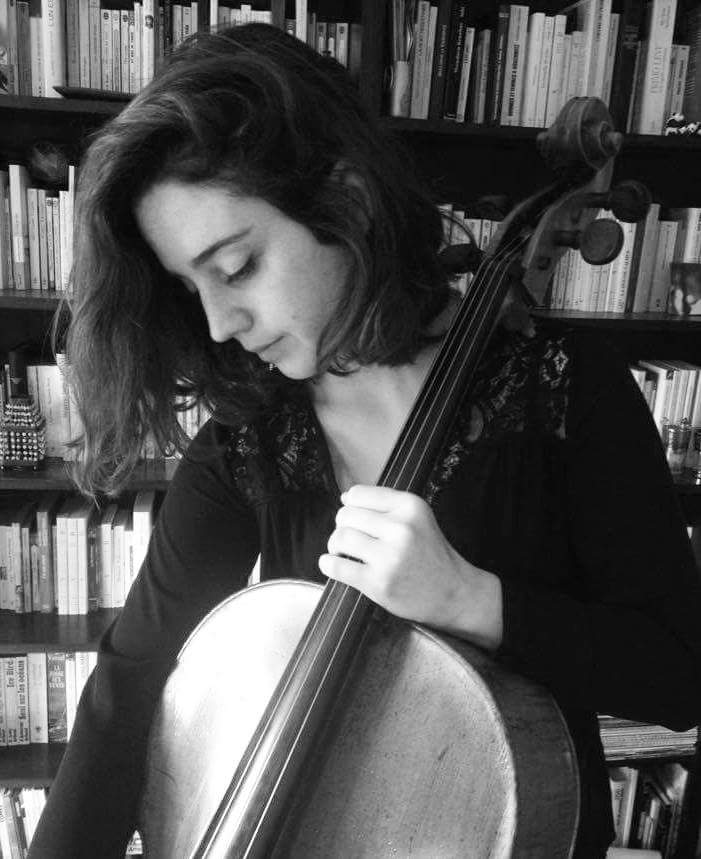 Romane MONTOUX-MIE Née en 1992 à Paris, Romane Montoux-Mie commence le violoncelle à l’âge de 6 ans au Conservatoire de Nîmes puis continue sa formation au Conservatoire à Rayonnement Départemental de Tours dans la classe de Xavier Richard. Elle rentre ensuite dans la classe de Philippe Muller et d’Ophélie Gaillard au Conservatoire à Rayonnement Départemental d’Aulnay-sous-Bois où elle obtient son Diplôme d’Etudes Musicales à l’unanimité. Romane intègre ensuite la classe de Xavier Gagnepain, d’abord au Conservatoire à Rayonnement Régional de Boulogne où elle est admise en cycle de Perfectionnement, puis au Pôle Supérieur de Boulogne-Paris. Elle bénéficie également de l’enseignement de grands violoncellistes lors de masterclasses ou de festivals, tels que Raphaël Pidoux, Edouard Sapey-Triomphe ou encore Xavier Phillips. Très curieuse de compléter sa culture musicale, Romane touche à toutes sortes de projets, que ce soit en musique de chambre dans différentes formations, en musique baroque, en orchestres de jeunes ou semi-professionnels , en symphonique ou en opéra comme un projet à la Philharmonie de Berlin sous la direction de Sir Simon Rattle. Elle s’expérimente aussi dans des formations moins classiques pour des spectacles de théatre ou en trio avec chant et guitare. Elle poursuit actuellement ses études dans la classe de Damien Ventula à la Hochschule für Musik « Hanns Eisler » de Berlin.