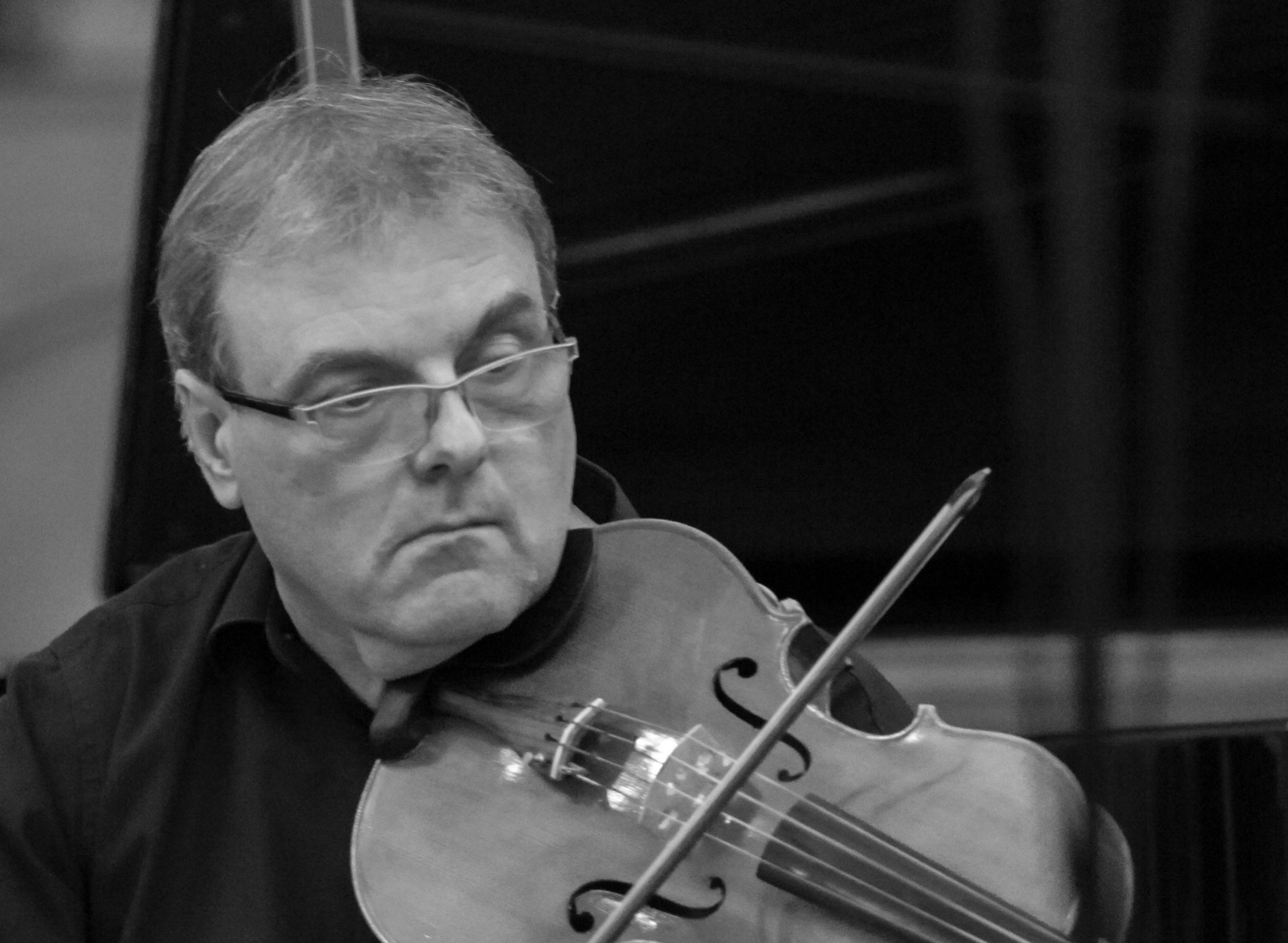 Jean-Marc KÉRISIT polytechnicien, docteur en informatique théorique, est manager pour les entreprises innovantes. Il enseigne également l'intelligence artificielle en école d’ingénieur. Il a commencé à jouer du violon à l’âge de 6 ans dans un cadre institutionnel, mais peut surtout être considéré comme un authentique autodidacte. Il joue aussi du piano et de l'alto. Il a fondé l'association Musicami au début de l'année 2014, avec laquelle il organise un concert par mois à Paris. Il donne très régulièrement des concerts de musique de chambre en France et à l’étranger, associé aussi bien à des amateurs qu'à des professionnels, vivant ainsi pleinement une double existence d'ingénieur et de musicien - et réalisant ainsi ce que tant d'autres se contentent de rêver