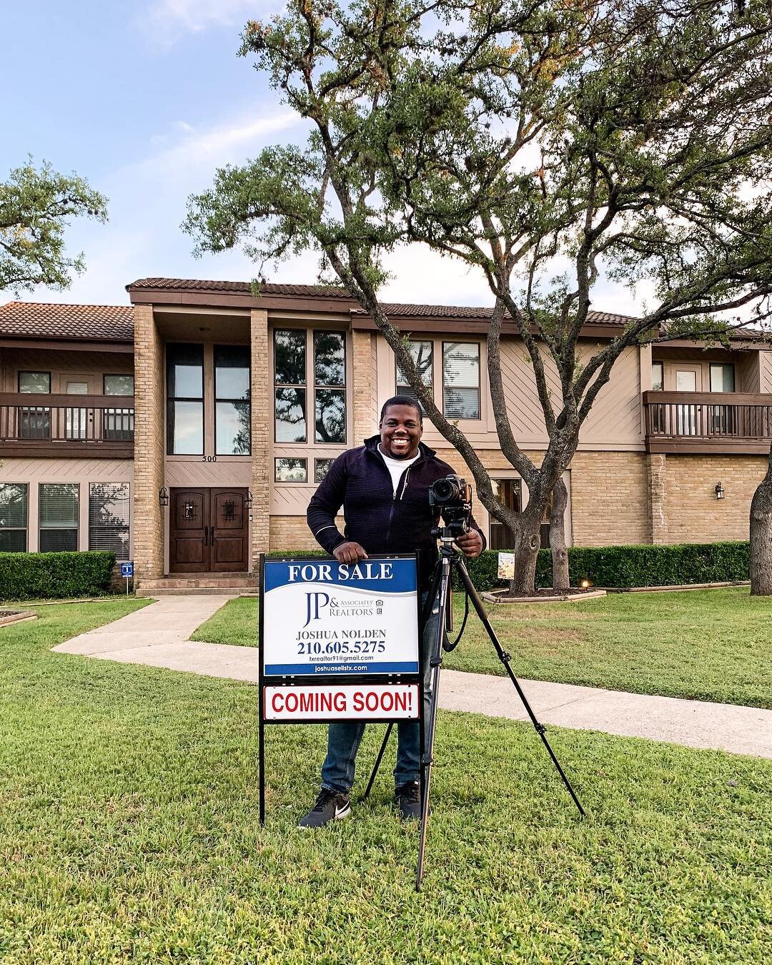 New listing going live this Thursday (4/11/19) in Hollywood Park, Tx for 575K! Professional Pics to come soon by yours truly! Send me message if you or someone you know would like more information about this listing! 🏠😎🔥 #realestate #hustle #profe