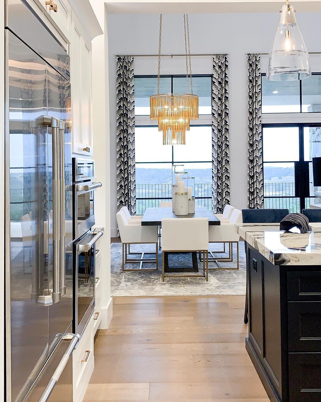 Everyone loves an open floor plan! @casadomainech delivered with an awesome new build in Boerne, Tx. Give me a call or send me a message if you&rsquo;d like a showing.
.
.
.
.
.
#stainlesssteel #appliances #kitchen #kitchendesign #realtor #white #int