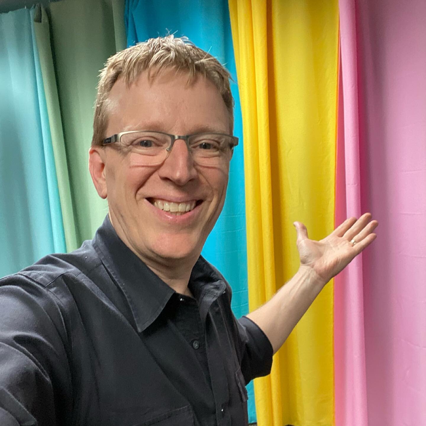 No, I&rsquo;m not coming out! 🤣 just got five new backgrounds hung, (red still on back order - quicker than adding my red gel to lights)

That makes 21 ready-to-shoot backgrounds ready to go in less time than you can change outfits.
#headshots #rain