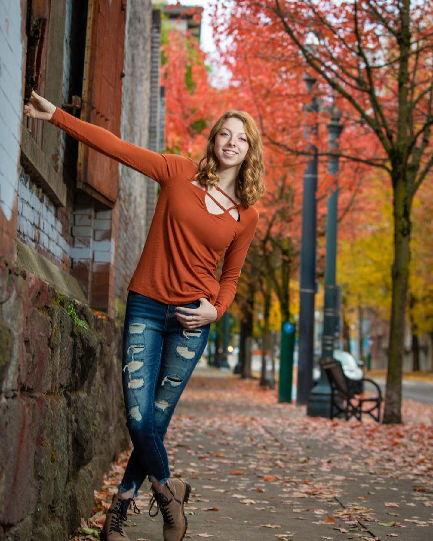 Looking for #fallportraits - now is the time to book! The leaves will be dropping quickly in 2021, so watch them now to plot your session!

#wallworthy #studiobseniors #studiobpdx&nbsp;#lakeoswegophotographer #seniorportraits #seniorpictures&nbsp;
#i