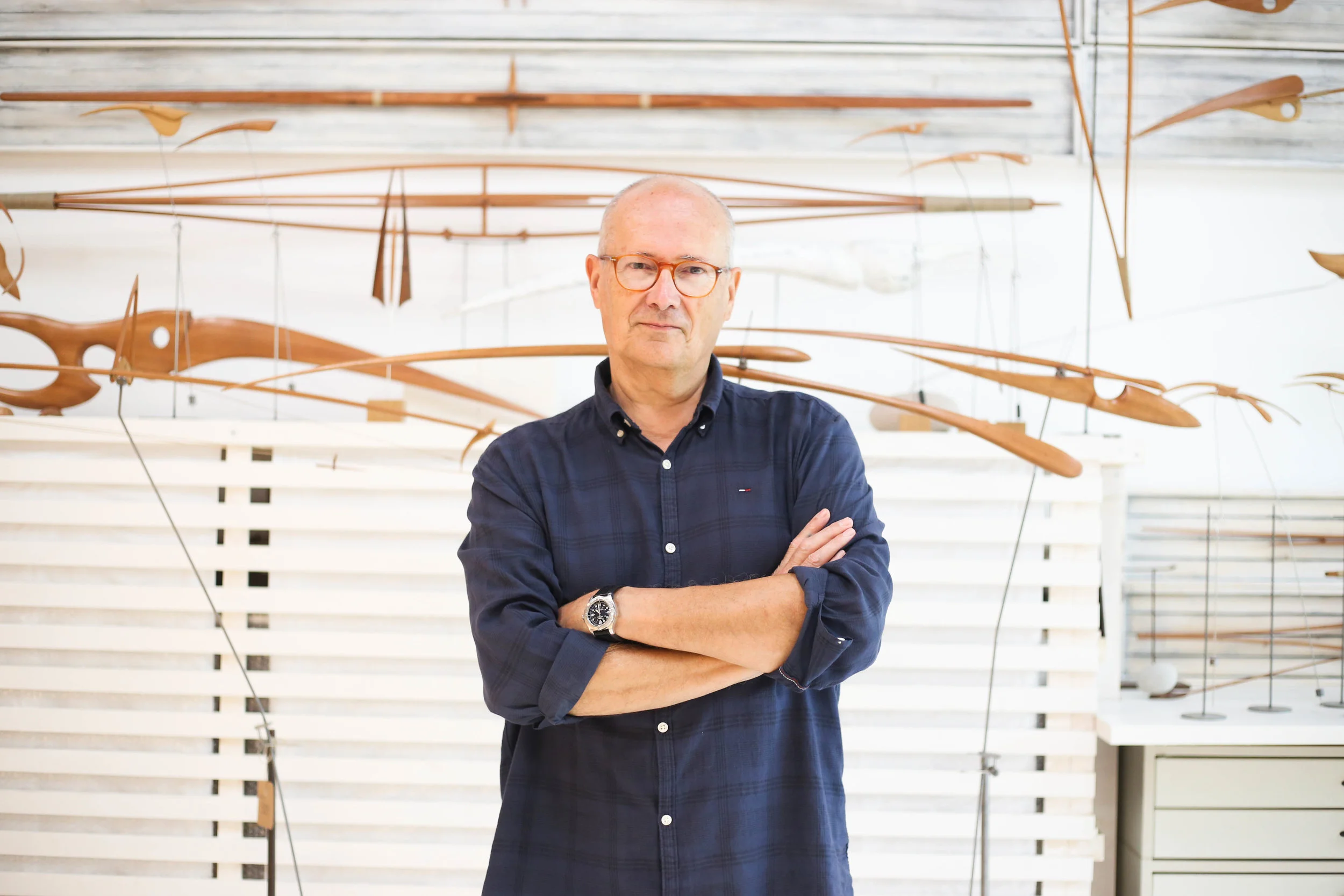 El escultor Antoni Yranzo con una pieza perteneciente a la colección móviles