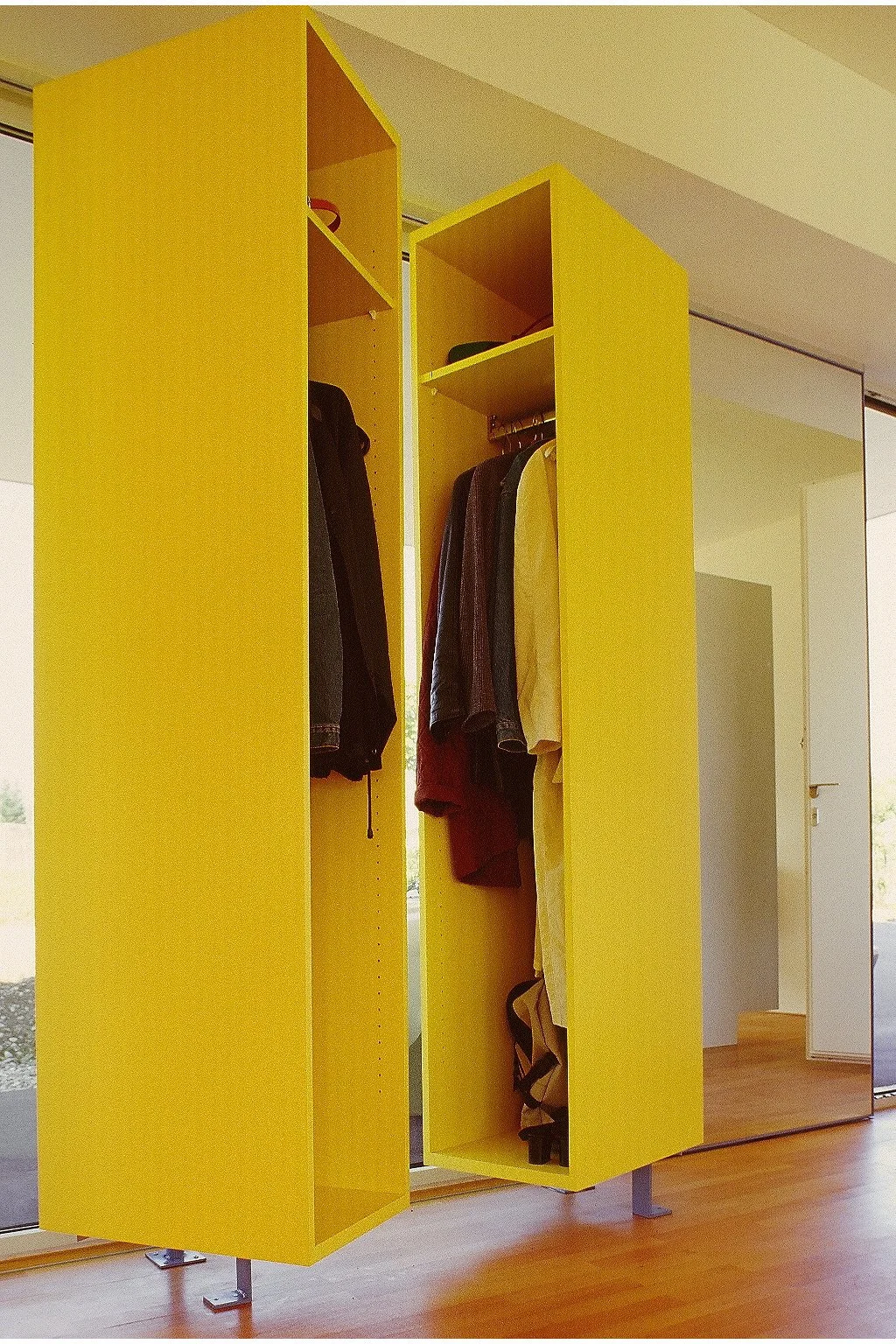 Garderobe Haus Müller gelbstich.jpg