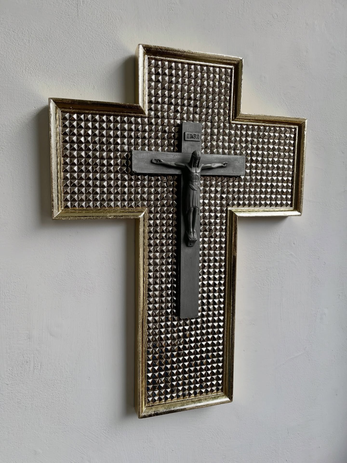 In Margate today, I&rsquo;ll be at Human Remains - 1.30pm-5pm @salon.margate part of @offseasonmargate COME.

Corpus I
Wood, eco resin, pigment, gold leaf, aluminium powder, metal fittings
55cm X 40cm X 3.5cm 2026

The title Corpus refers both to the