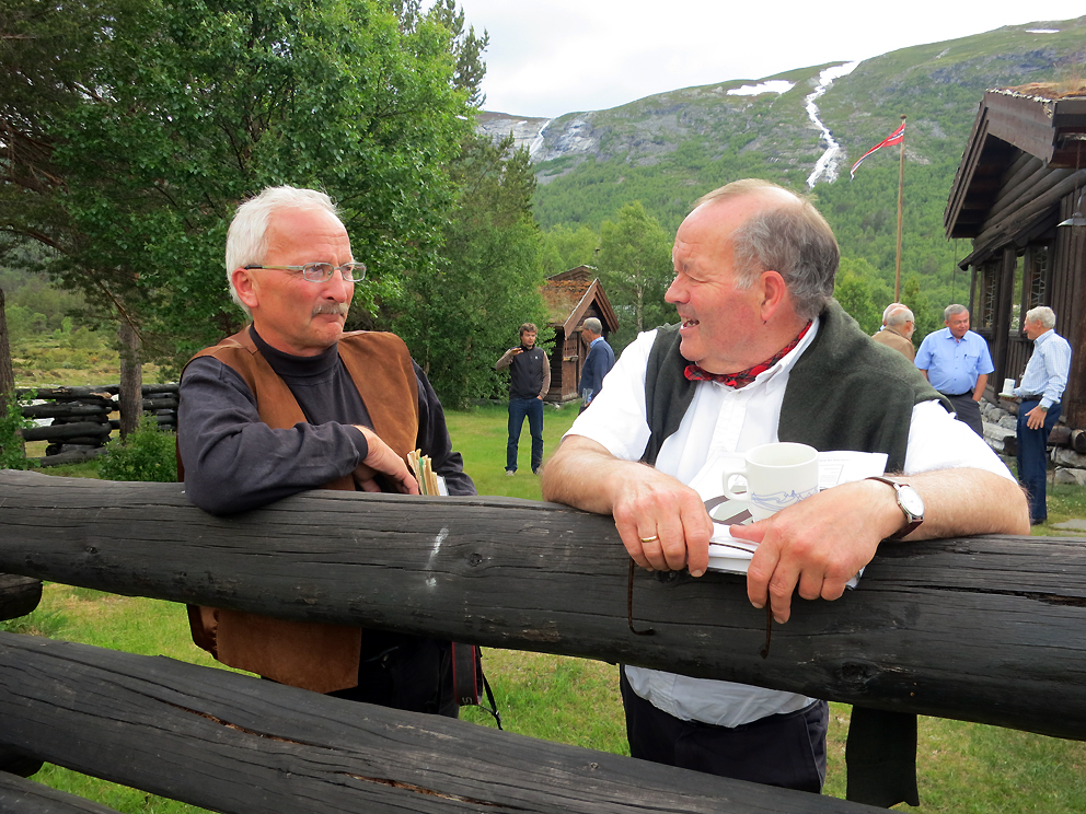 Per Jordhøy (til venstre) og Vidar Holthe i hyggelig samtale. De hadde mye å prate om! Foto: A. Nyaas