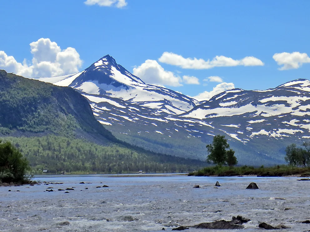 Tverådalskyrkja (2088 m.o.h.) ruver i grenseområdet mellom Oppland og Sogn og Fjordane. Liavatnet i forgrunnen. (Sota Sæter ligger i sørenden av vatnet). Foto: A. Nyaas