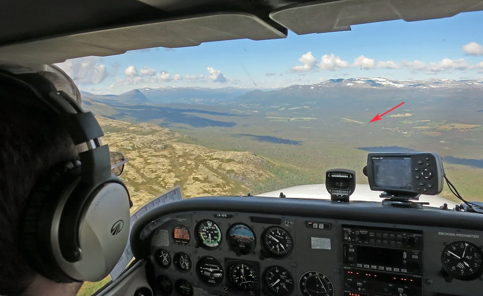 Ned for landing på Oppdal (flyplassen på Fagerhaug markert med rød pil). Sikker pilot på turen var Marius Solhus.