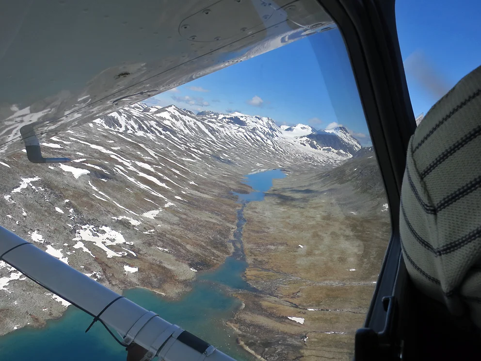 Du må like "karuseller" for å trives i småfly som leter etter villrein på bakken. Situasjonsfoto fra Snøhetta Vest.